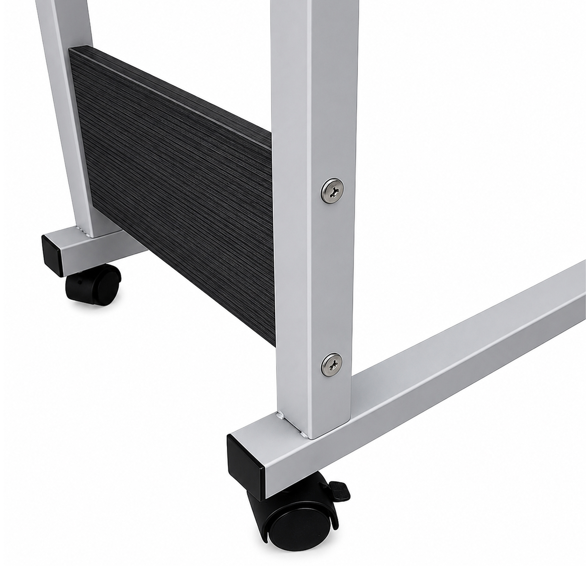 Primer plano de una estructura de escritorio de metal plateado con ruedas negras y un panel de madera oscura.