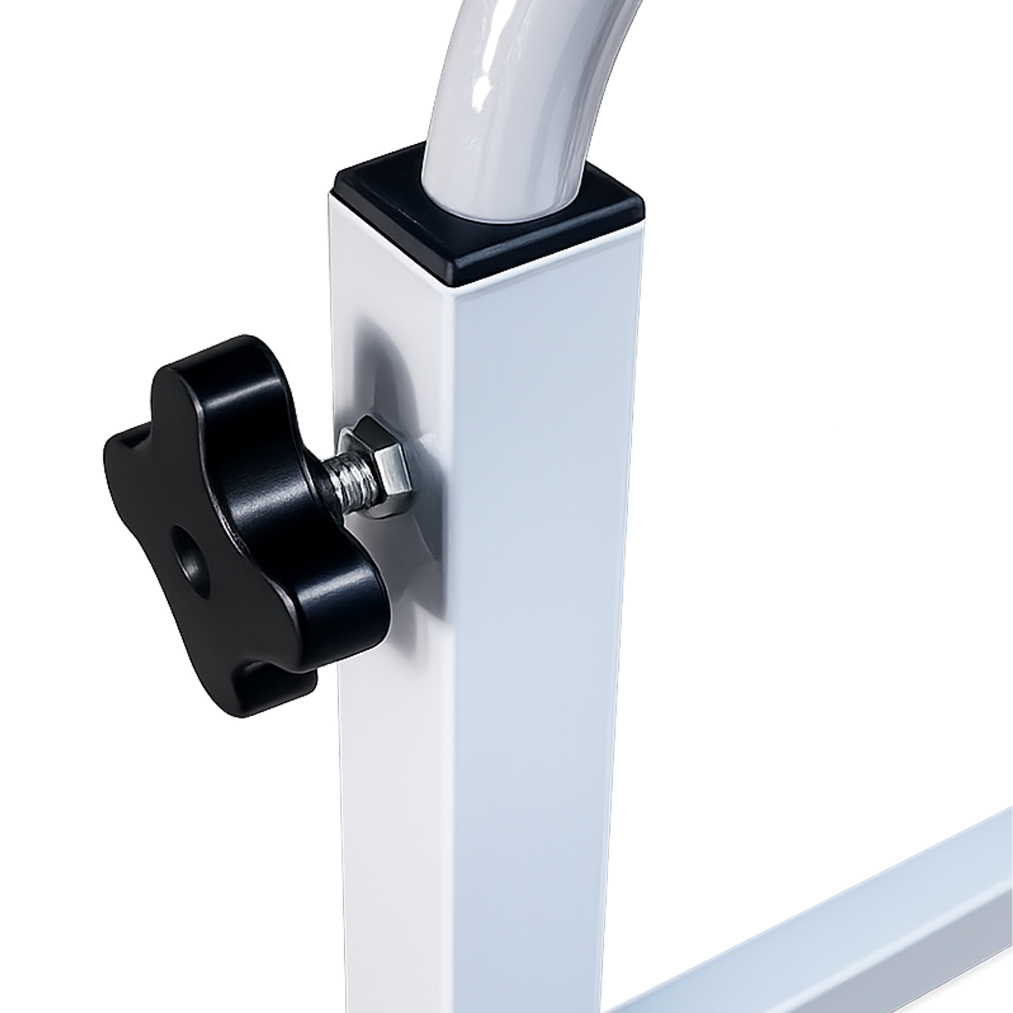 Primer plano de un marco de metal blanco con una perilla de ajuste de plástico negro y un perno de metal.