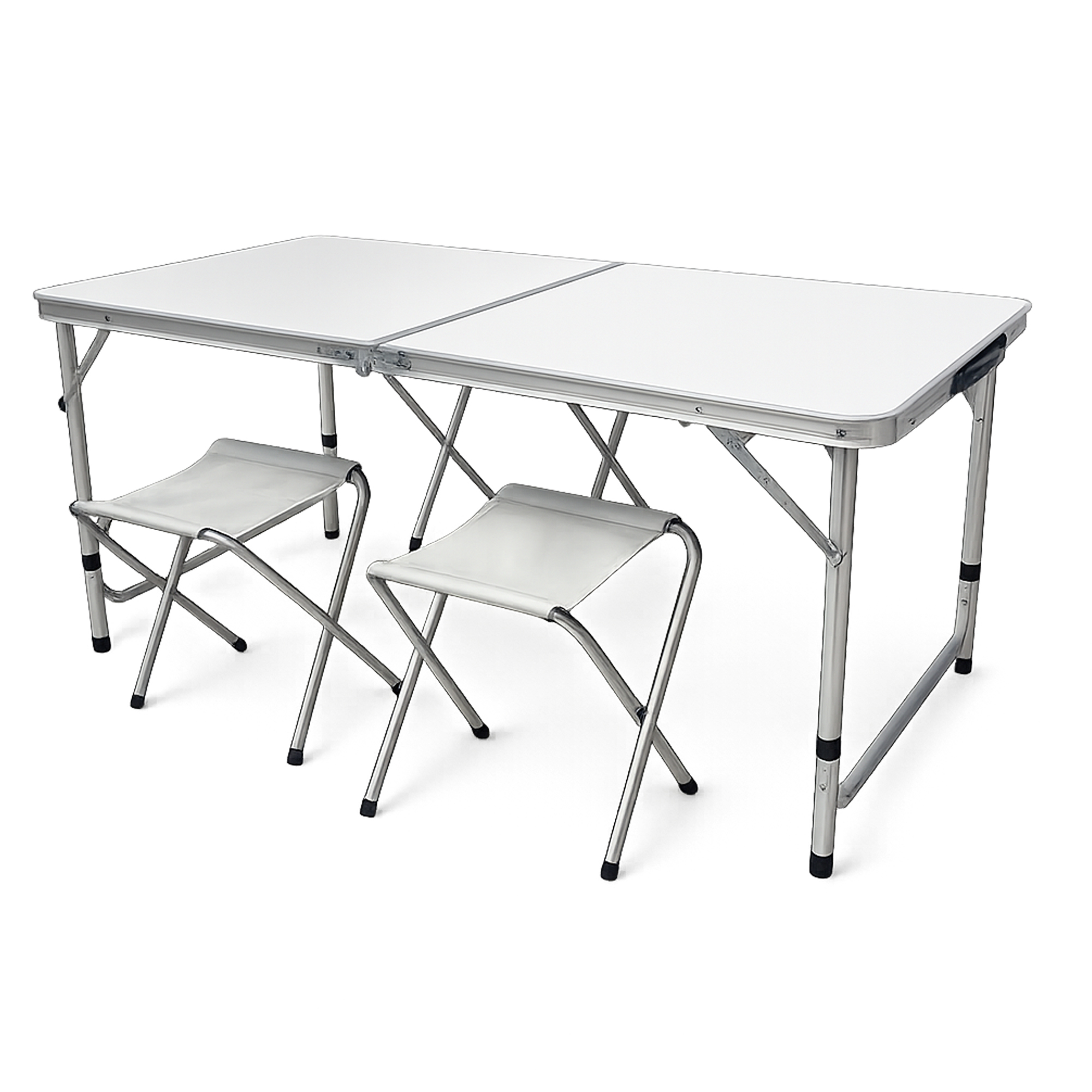 Una mesa de camping plegable blanca con dos taburetes plegables plateados a juego sobre fondo blanco.