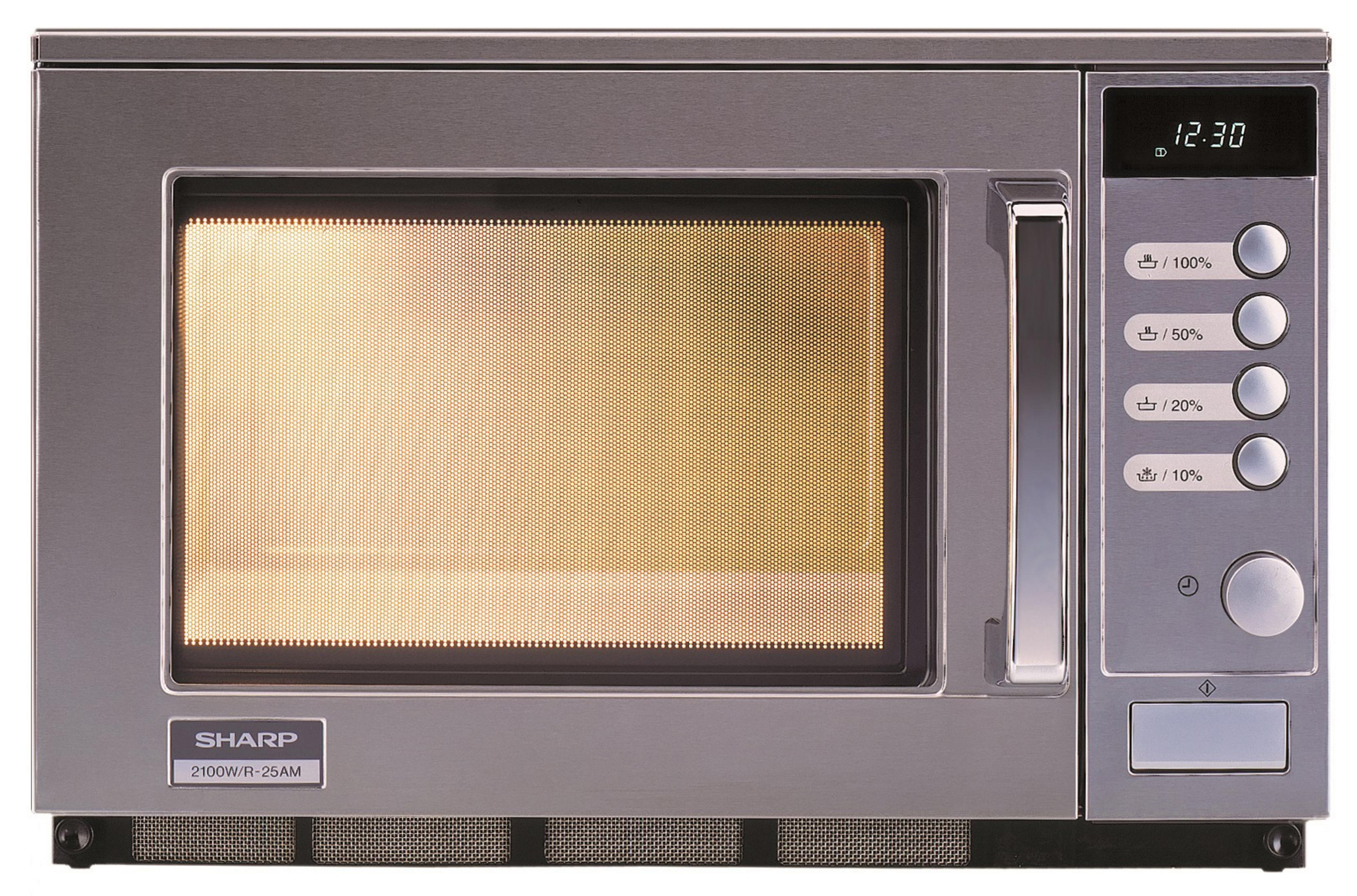 Un microonde in acciaio inossidabile Sharp con display digitale e interno illuminato.
