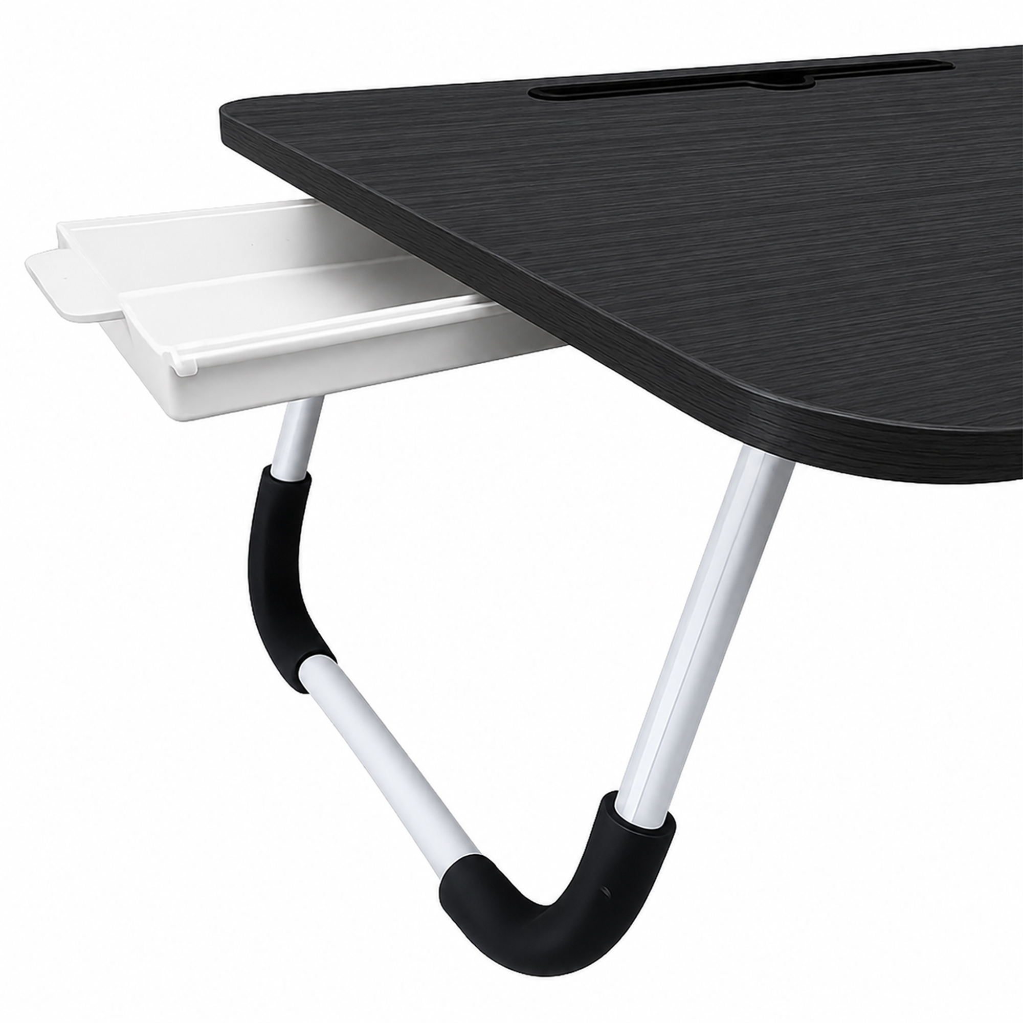 Una bandeja plegable negra para portátil con cajón blanco y patas metálicas plegables con agarres de espuma negra.