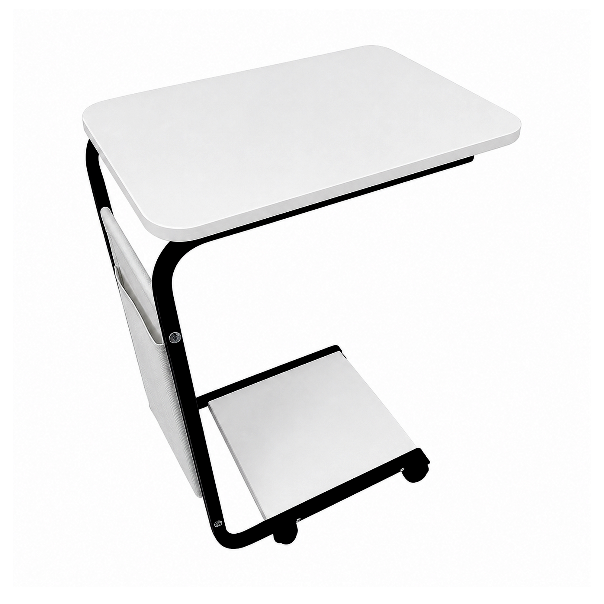 Una mesa auxiliar blanca en forma de C con estructura metálica negra, estante inferior, ruedas y bolsa lateral.