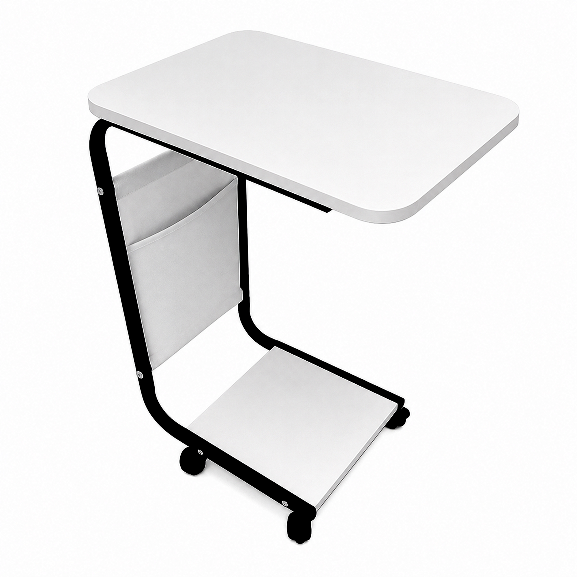 Una mesa m óvil blanca para ordenador portátil con estructura metálica negra, balda inferior y bolsillo lateral con ruedas.