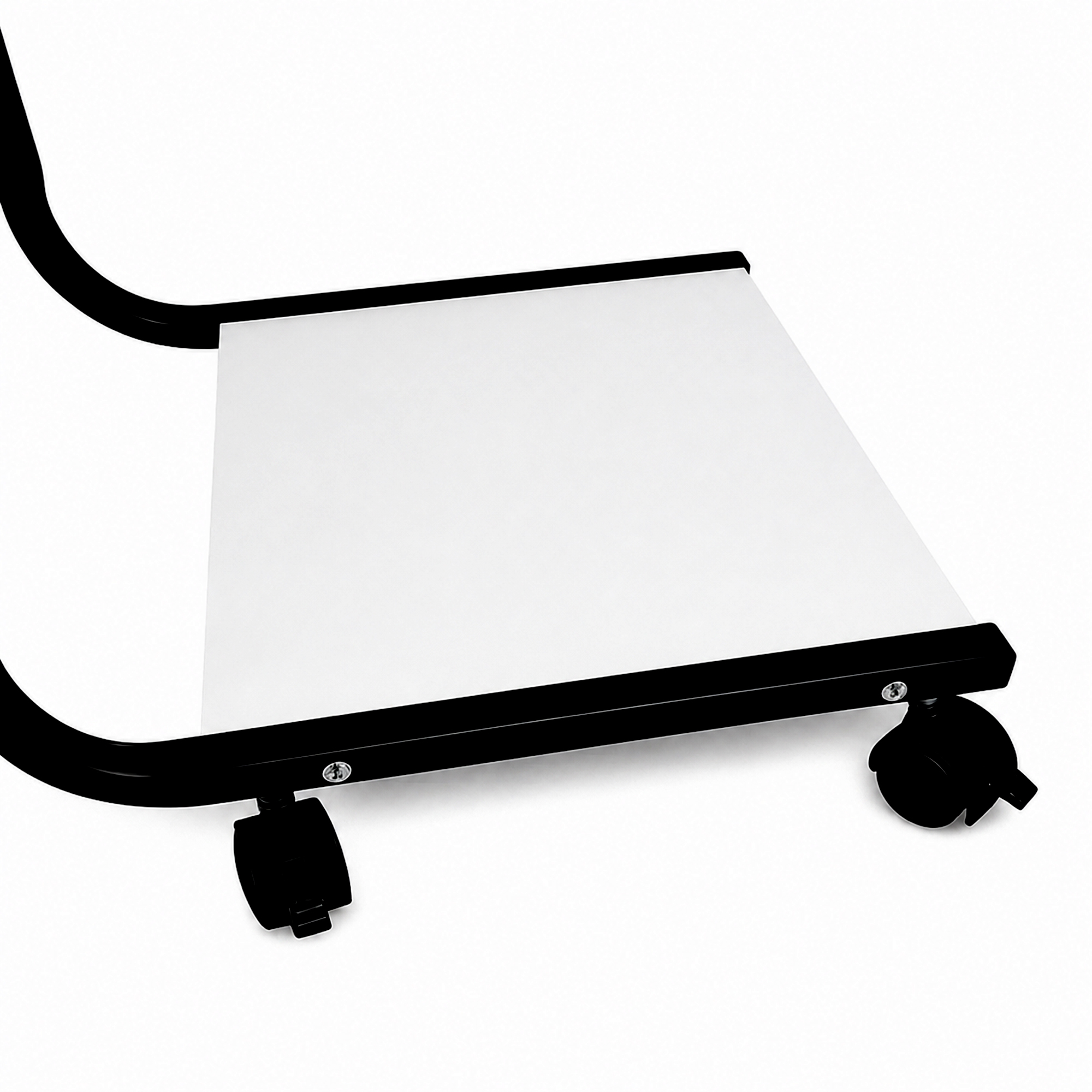 Una plataforma blanca con marco de metal negro y ruedas pequeñas sobre fondo blanco.