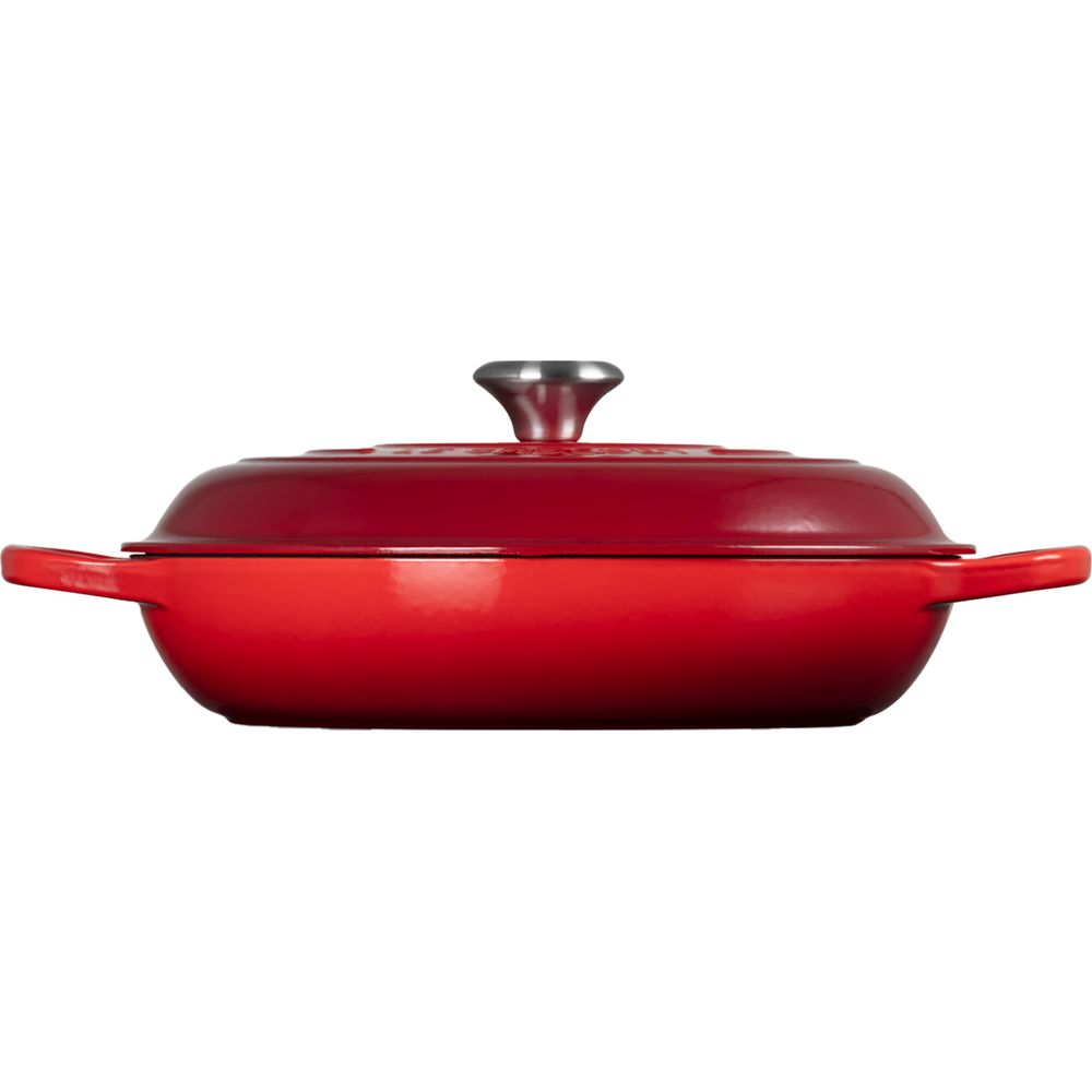 Eine rote Gusseisen-Schmorpfanne mit passendem Deckel und Metallknauf auf weißem Hintergrund.