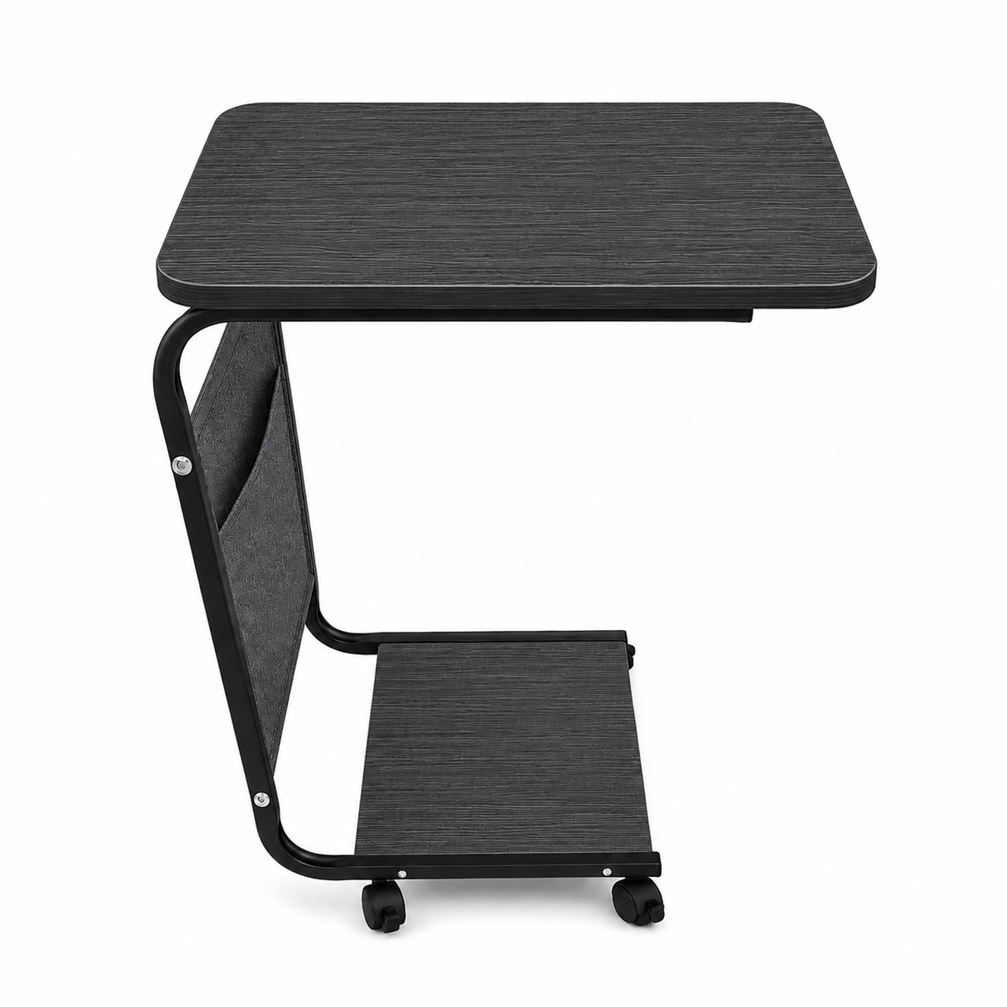Una mesa auxiliar negra en forma de C con tablero de madera, estante inferior, bolsillo lateral y ruedas.