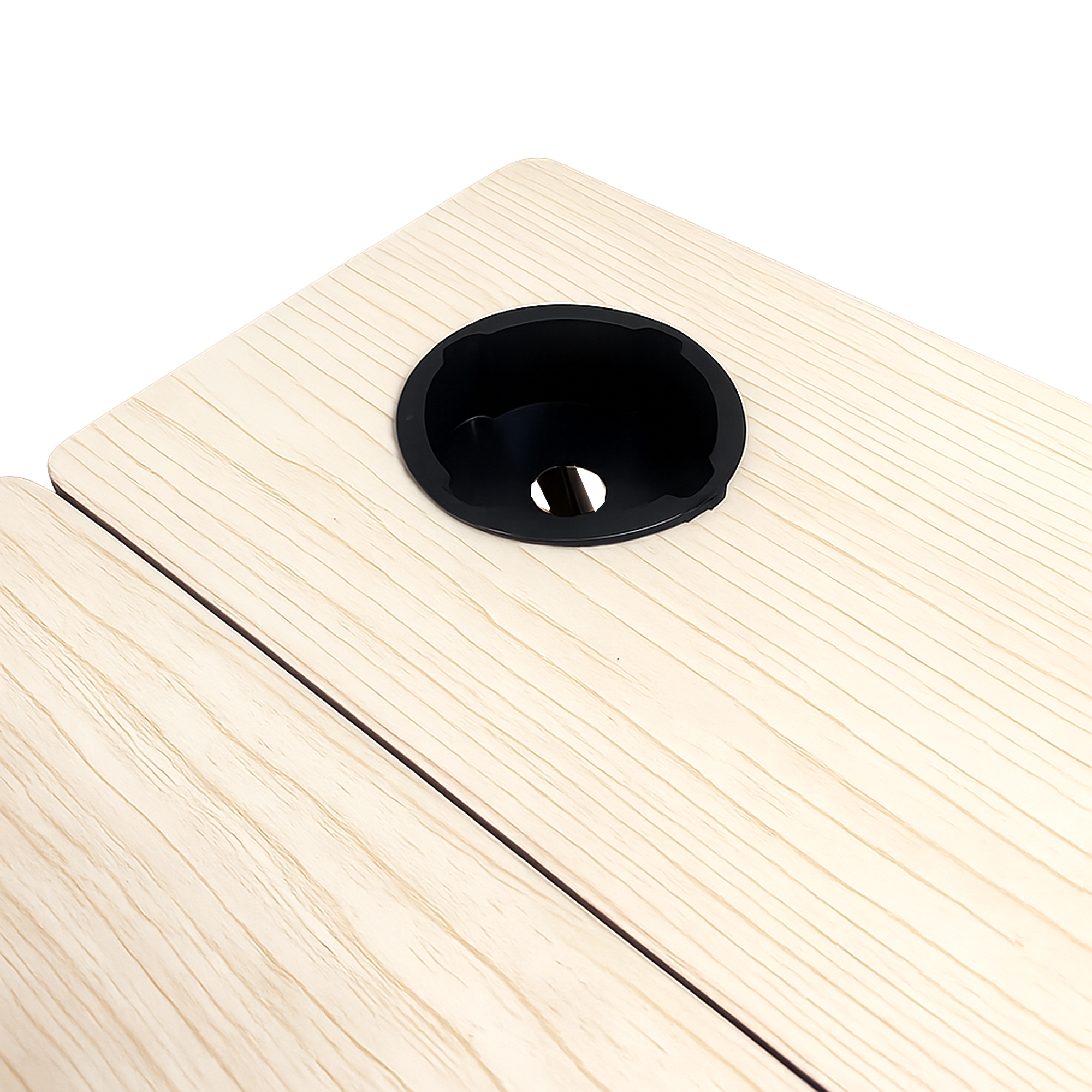 Superficie de madera beige con un portavasos negro redondo insertado en el centro sobre fondo blanco.