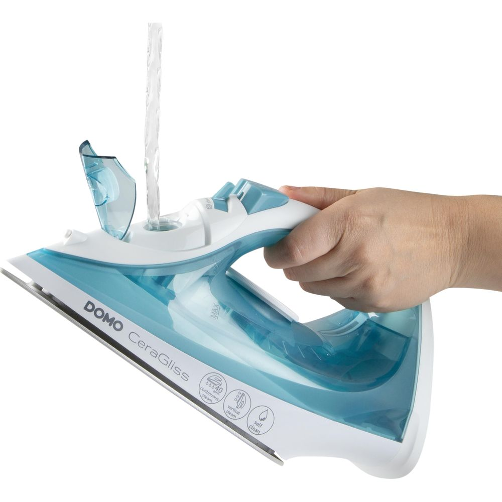 Eine Hand füllt Wasser in einen blauen und weißen Domo CeraGliss Bügeleisen.
