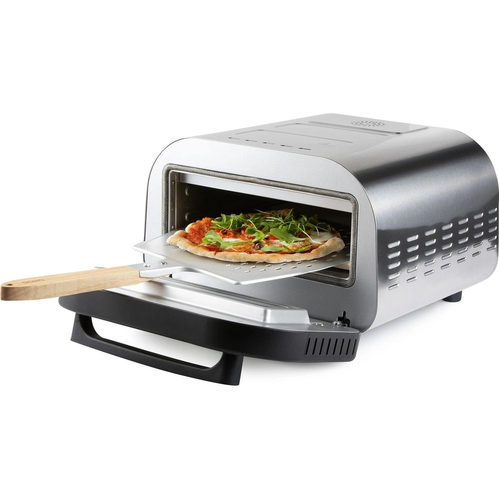 Un forno per pizza argento da piano di lavoro con una pizza su una pala inserita nella porta.