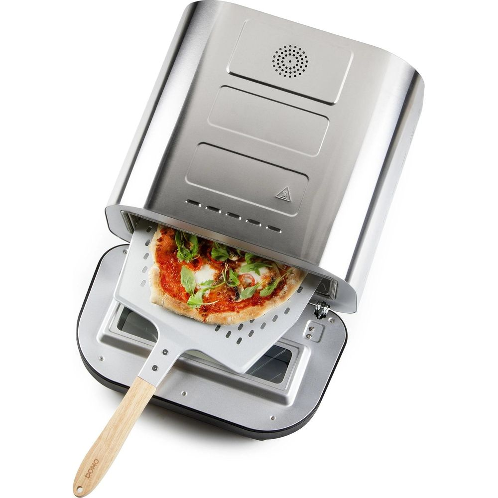Un forno per pizza in acciaio inossidabile con una pizza su una pala che viene inserita.