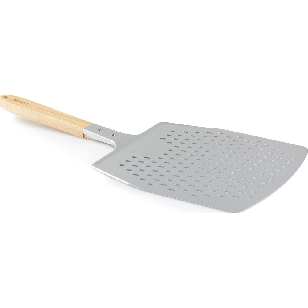 Una pala per pizza in metallo argentato con perforazioni e lungo manico in legno su sfondo bianco.