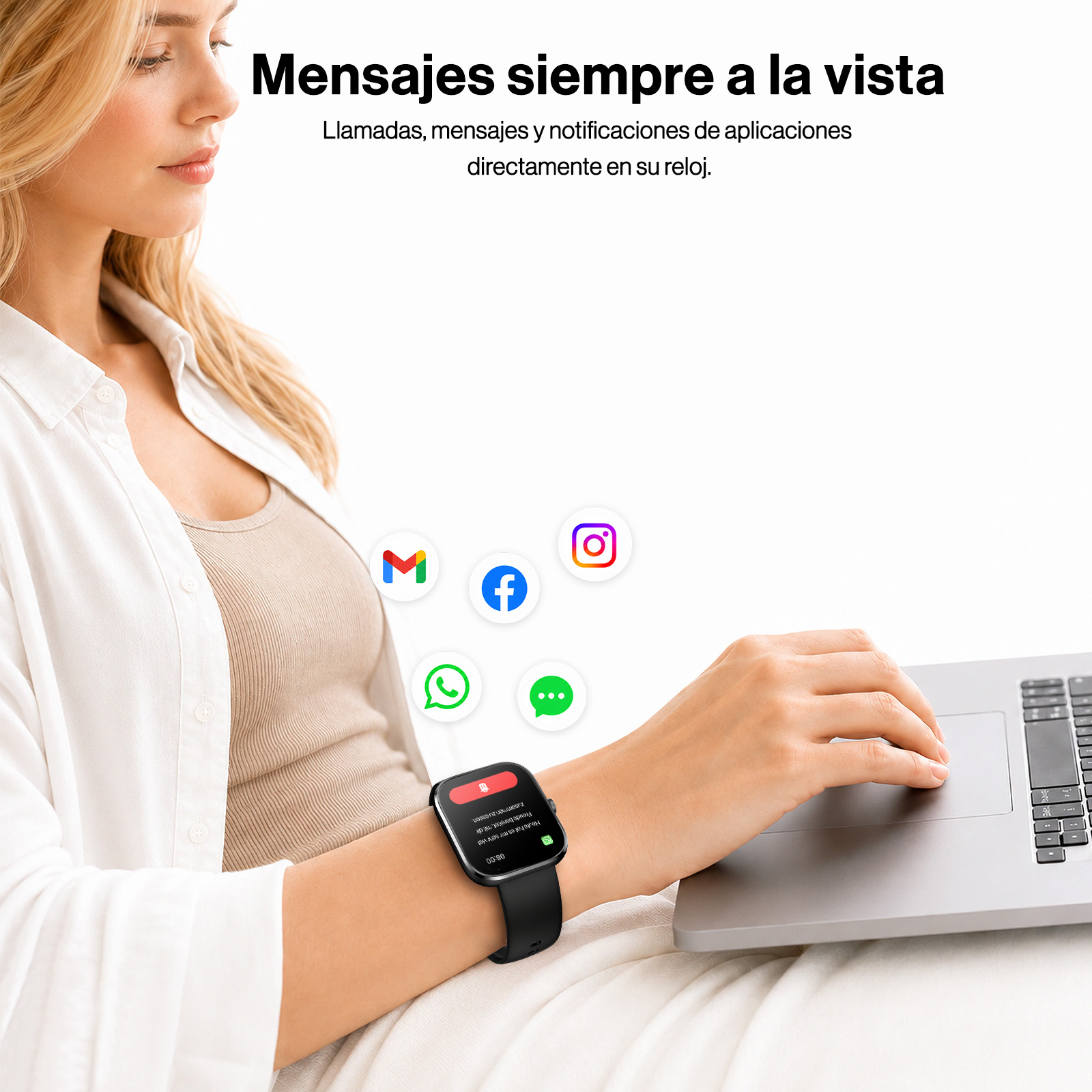Una mujer rubia escribe en un portátil, llevando un reloj inteligente con iconos de aplicaciones.