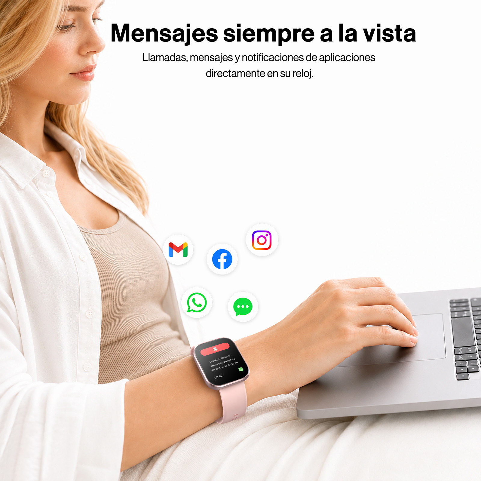 Una mujer rubia escribe en un portátil mientras lleva un reloj inteligente rosa con notificaciones.