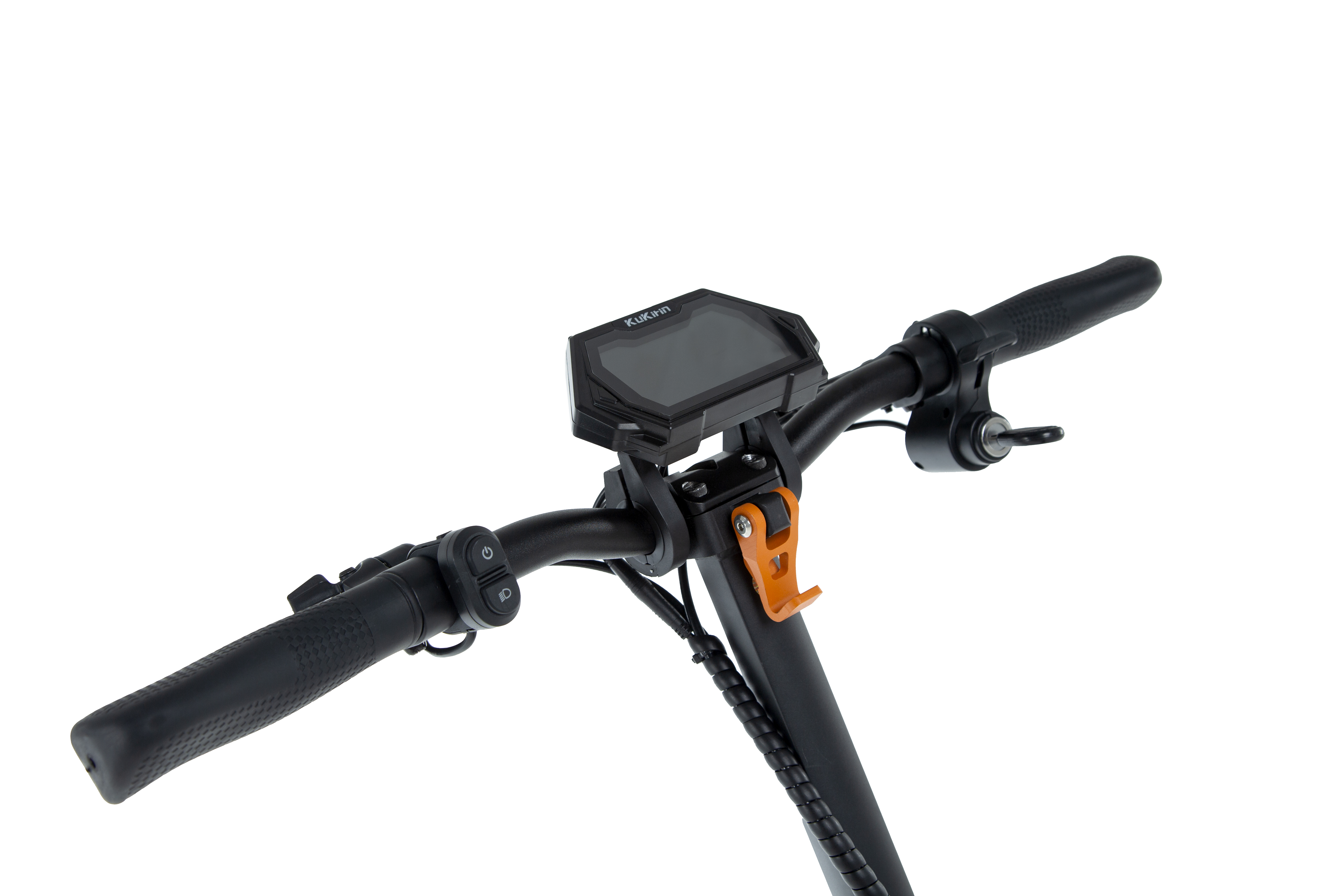 Manillar de patinete eléctrico negro con pantalla, controles y una palanca naranja sobre fondo blanco.