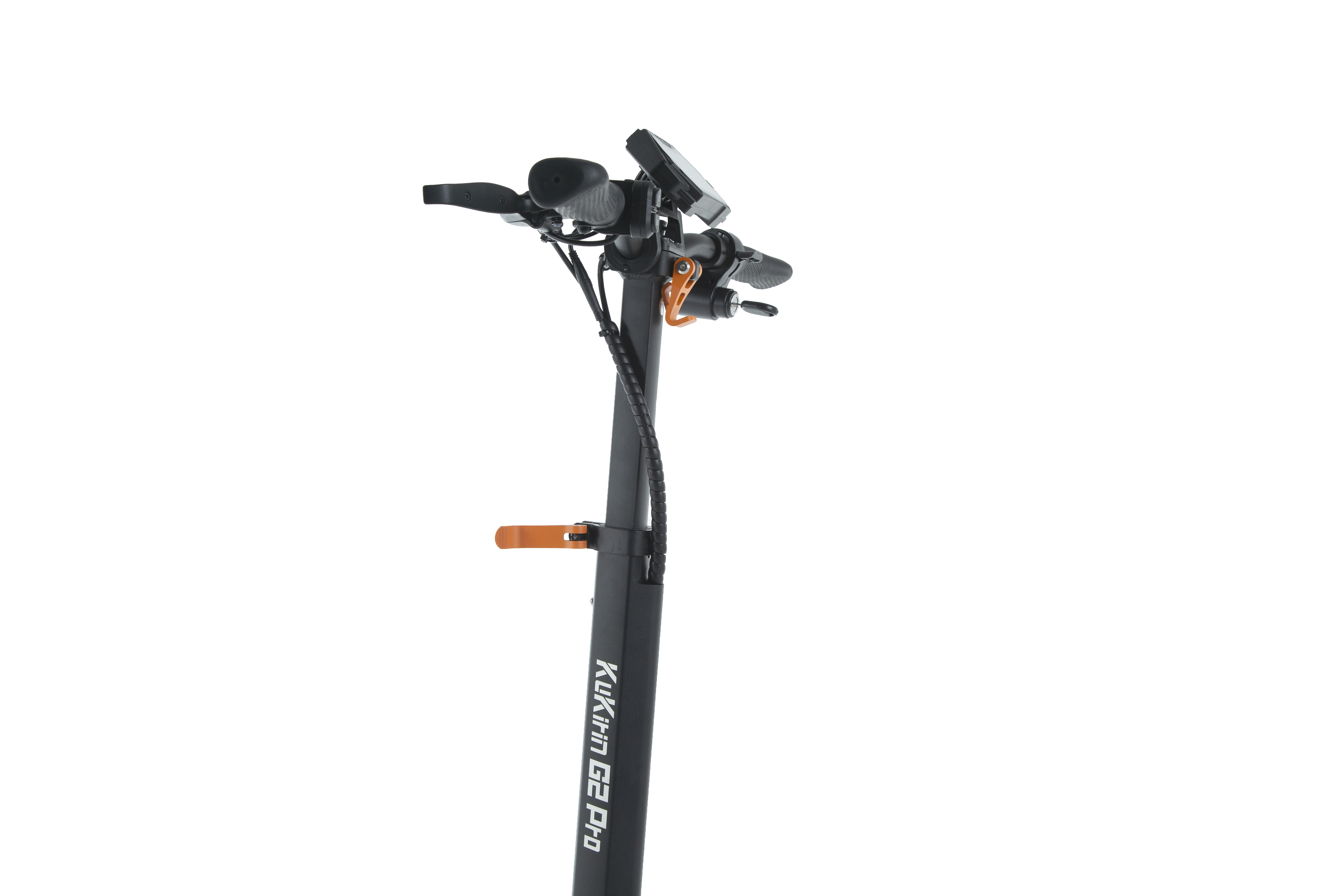 Primer plano del manillar de un patinete eléctrico negro KuKirin G2 Pro con pestillo plegable naranja sobre fondo blanco.