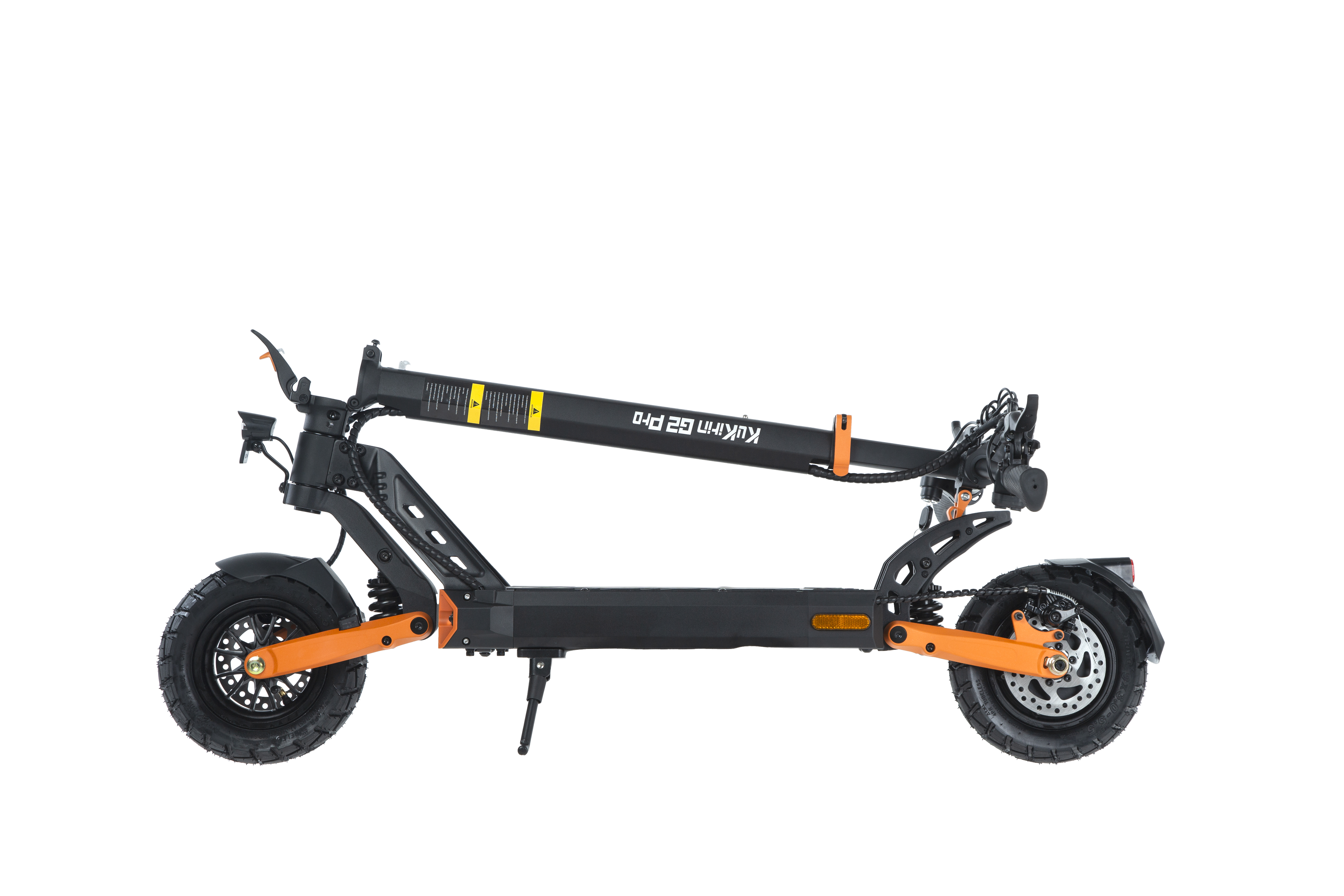 Un patinete eléctrico negro plegado KuKirin G2 Pro con detalles naranjas sobre fondo blanco.