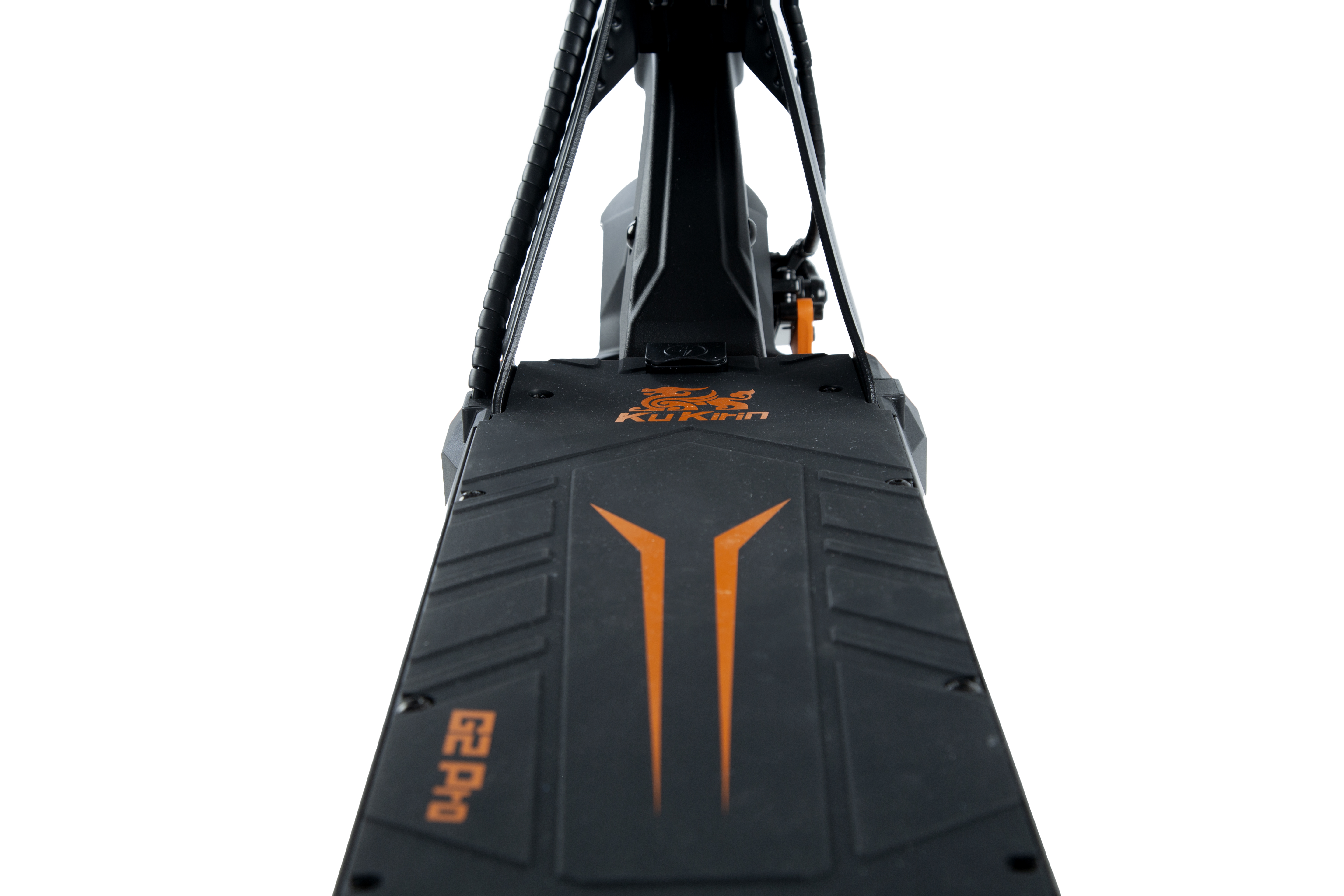 Base de patinete eléctrico negro con detalles naranjas y logo KuKirin sobre fondo blanco.