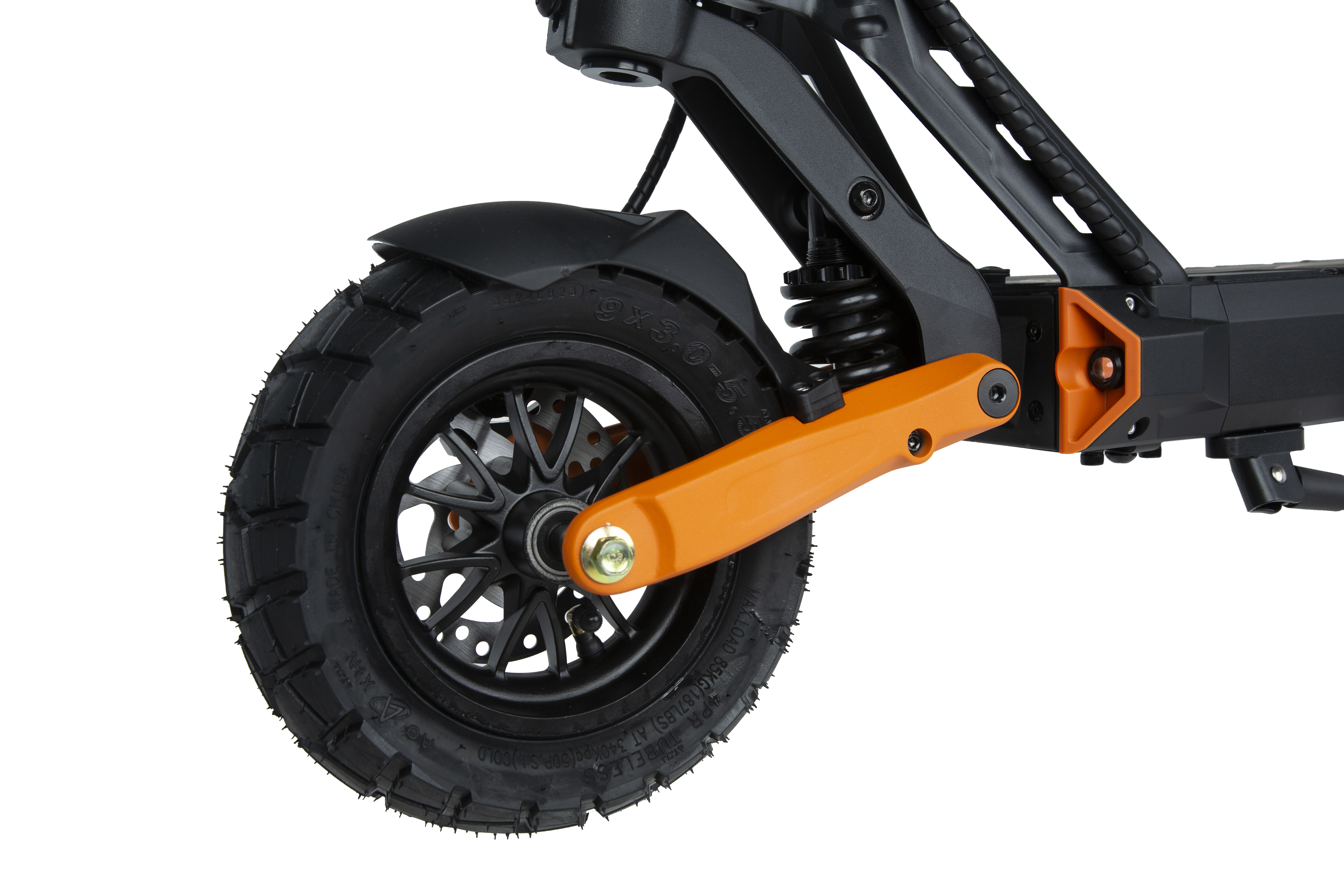 Primer plano de la rueda delantera de un patinete eléctrico con suspensión y horquilla naranja.