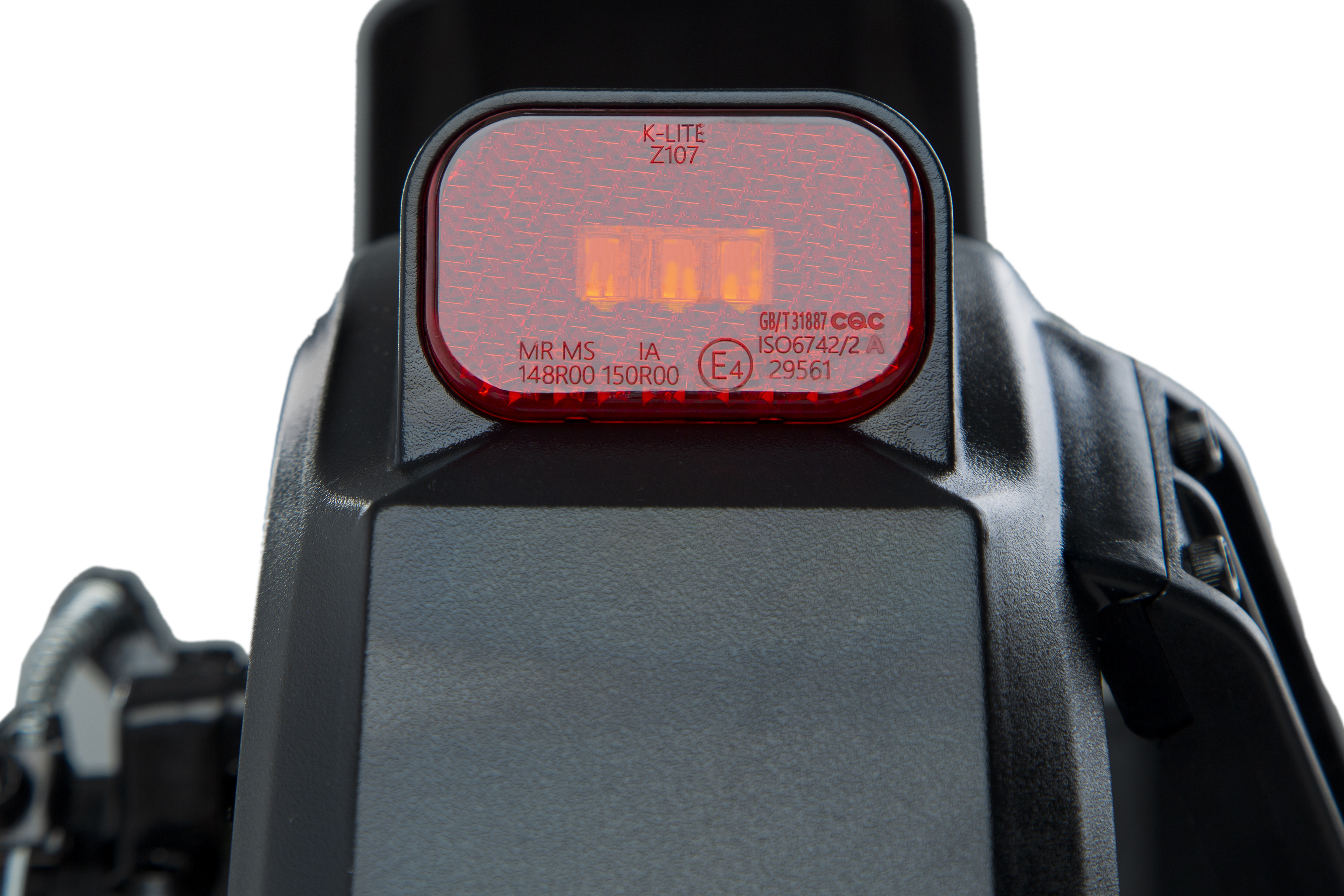 Un reflector de bicicleta rectangular rojo etiquetado K-LITE Z107, montado en un guardabarros de plástico negro.