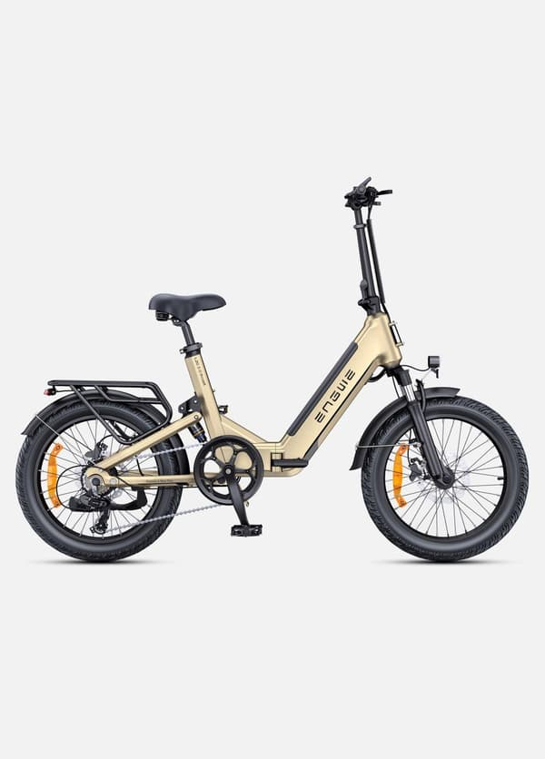 Una e-bike pieghevole dorata con ruote nere e portapacchi su sfondo chiaro.
