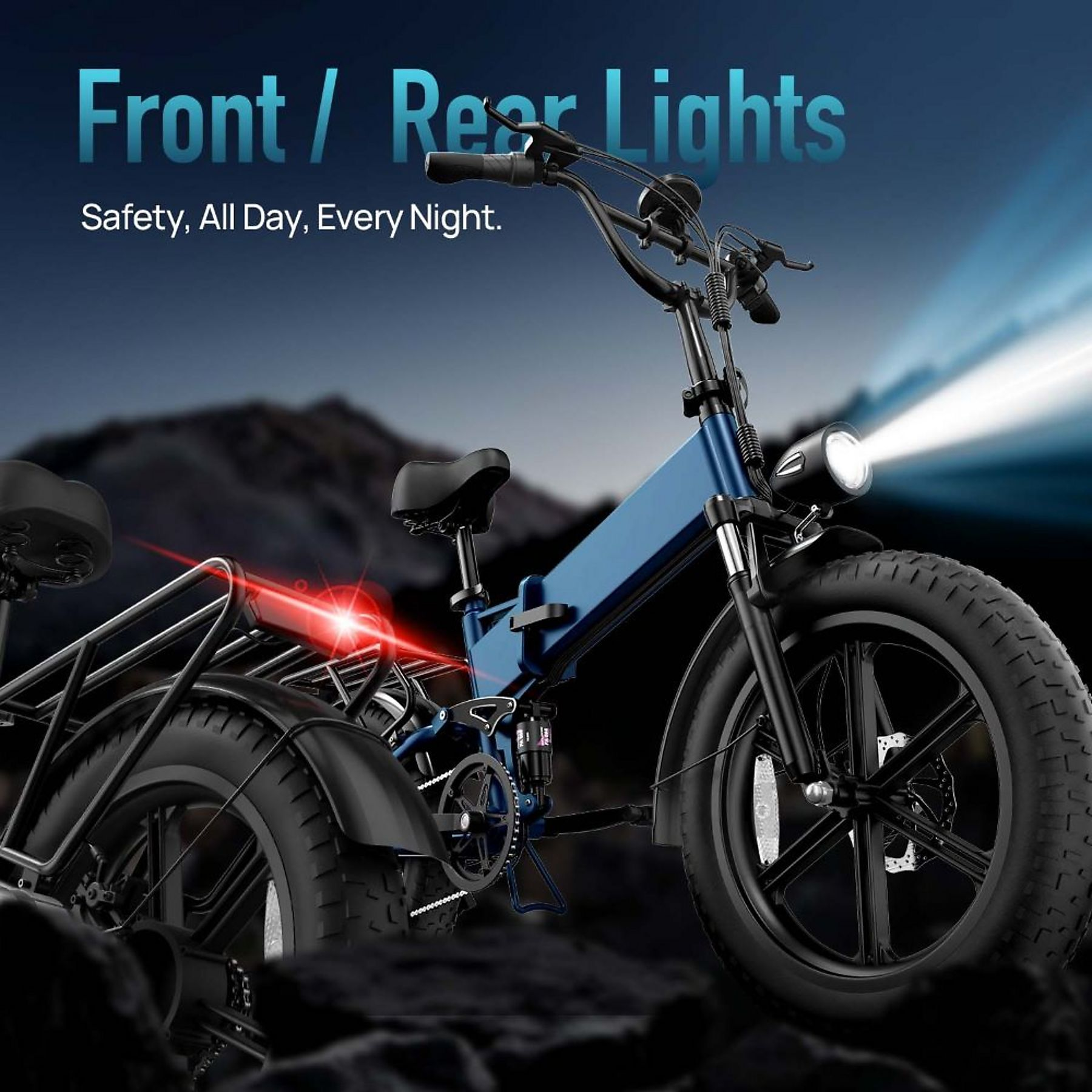 Un triciclo elettrico blu con fari luminosi davanti a uno sfondo di montagna rocciosa.
