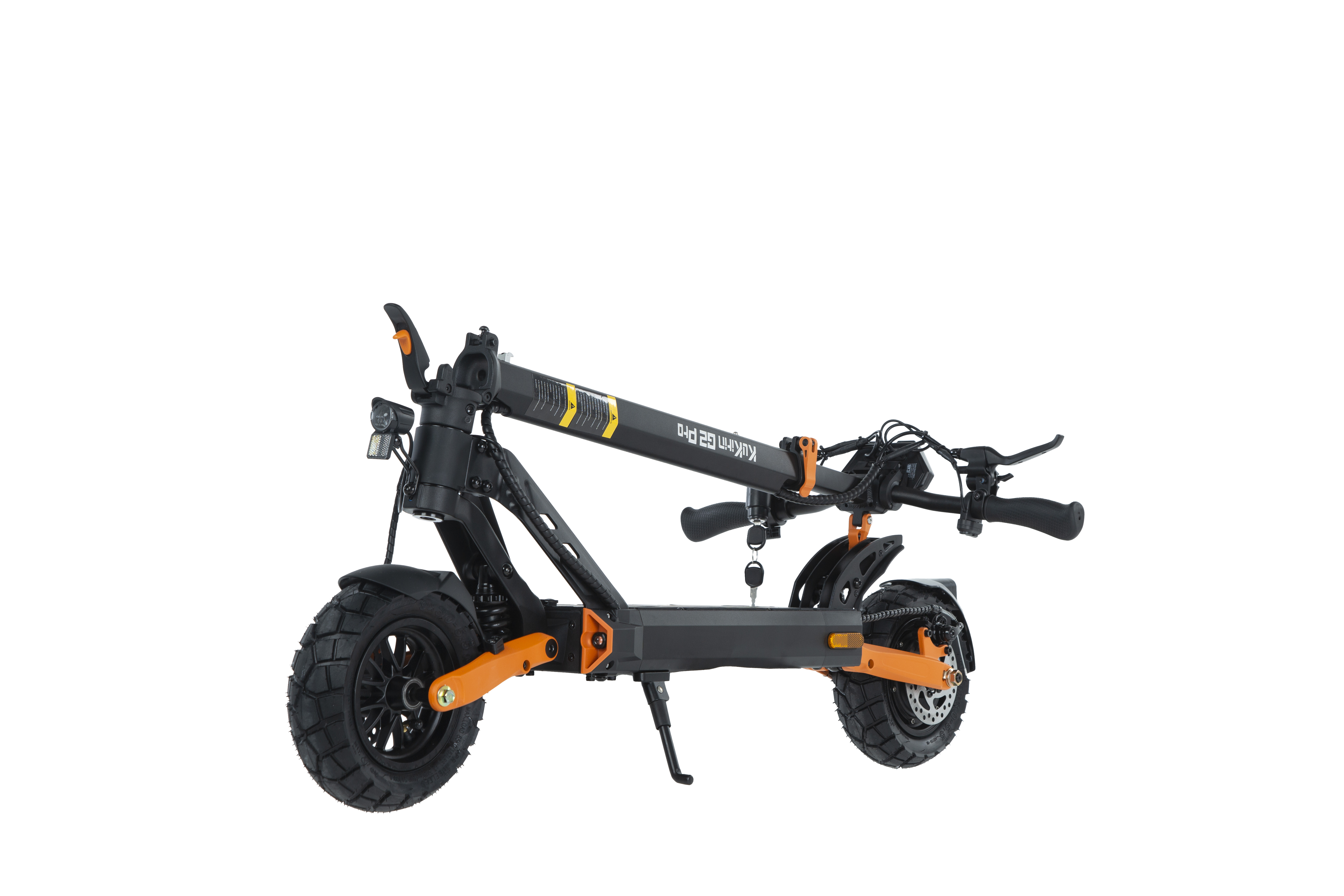Un patinete eléctrico negro y naranja plegado se encuentra sobre un fondo blanco.