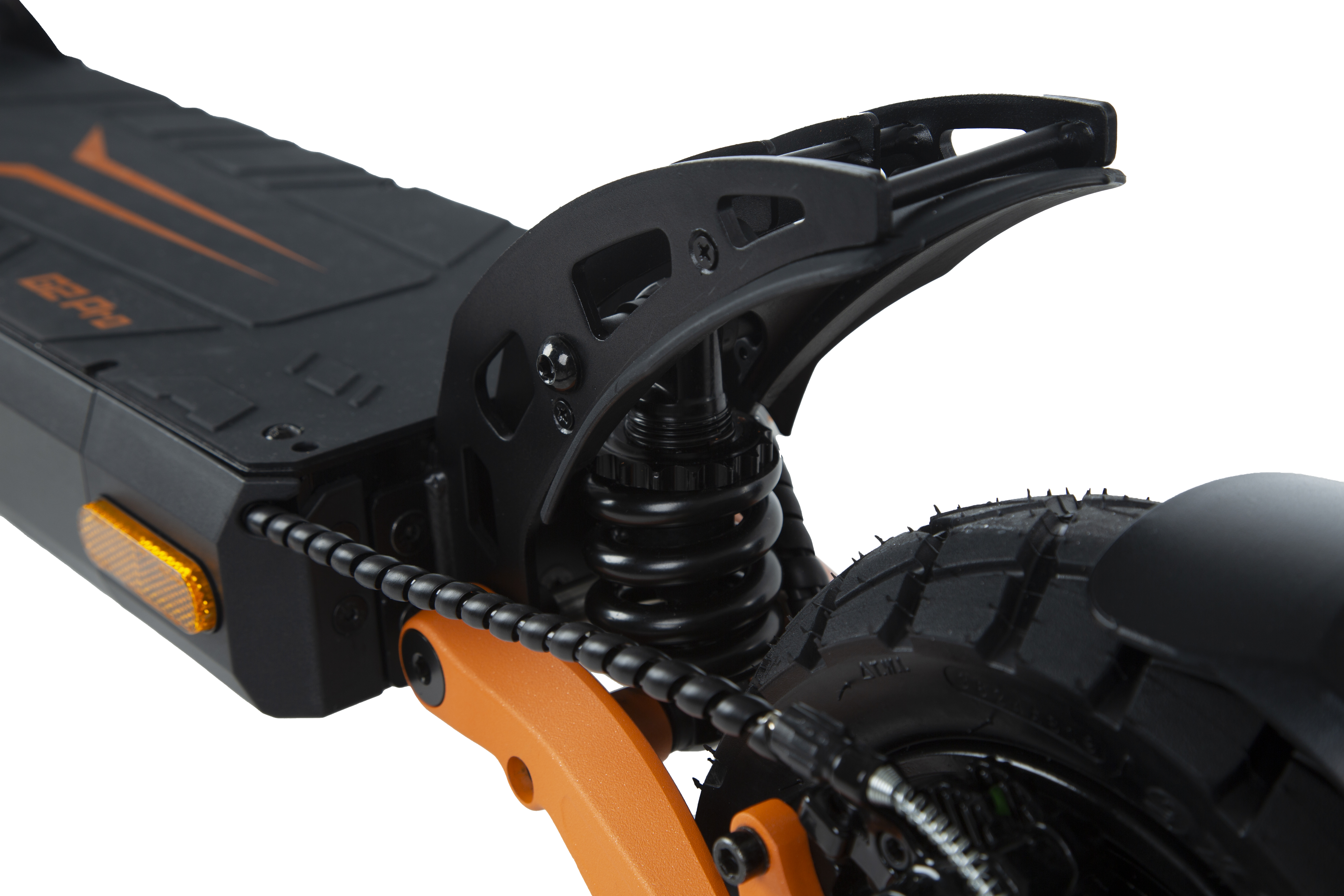 Primer plano de la suspensión trasera negra, el basculante naranja y el neumático de un patinete eléctrico.