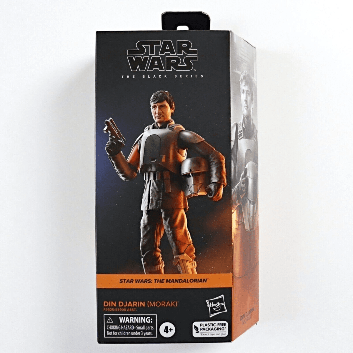 Action figure Din Djarin Morak di Star Wars The Black Series in confezione nera con blaster ed elmo.