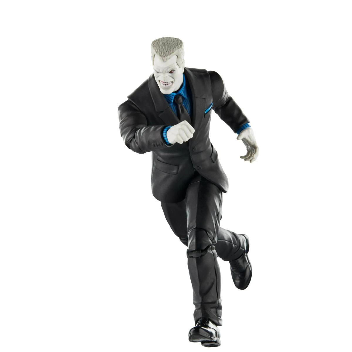 Un action figure grigia con viso bianco in abito nero corre su sfondo bianco.