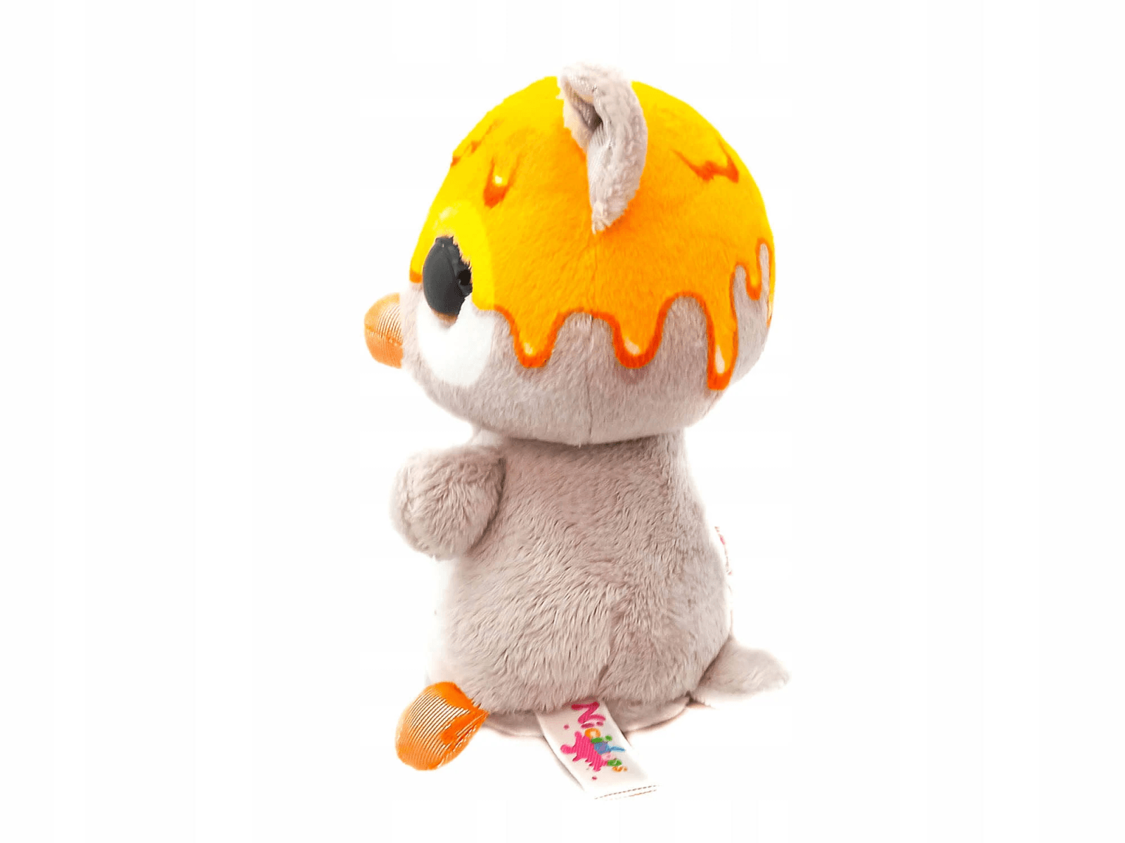 Un pingüino de peluche gris con un patrón amarillo similar a la miel en la cabeza, pico y patas naranjas, sobre fondo blanco.