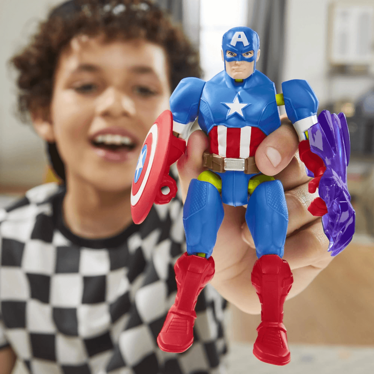 Ein Junge zeigt eine Captain America Actionfigur in die Kamera.