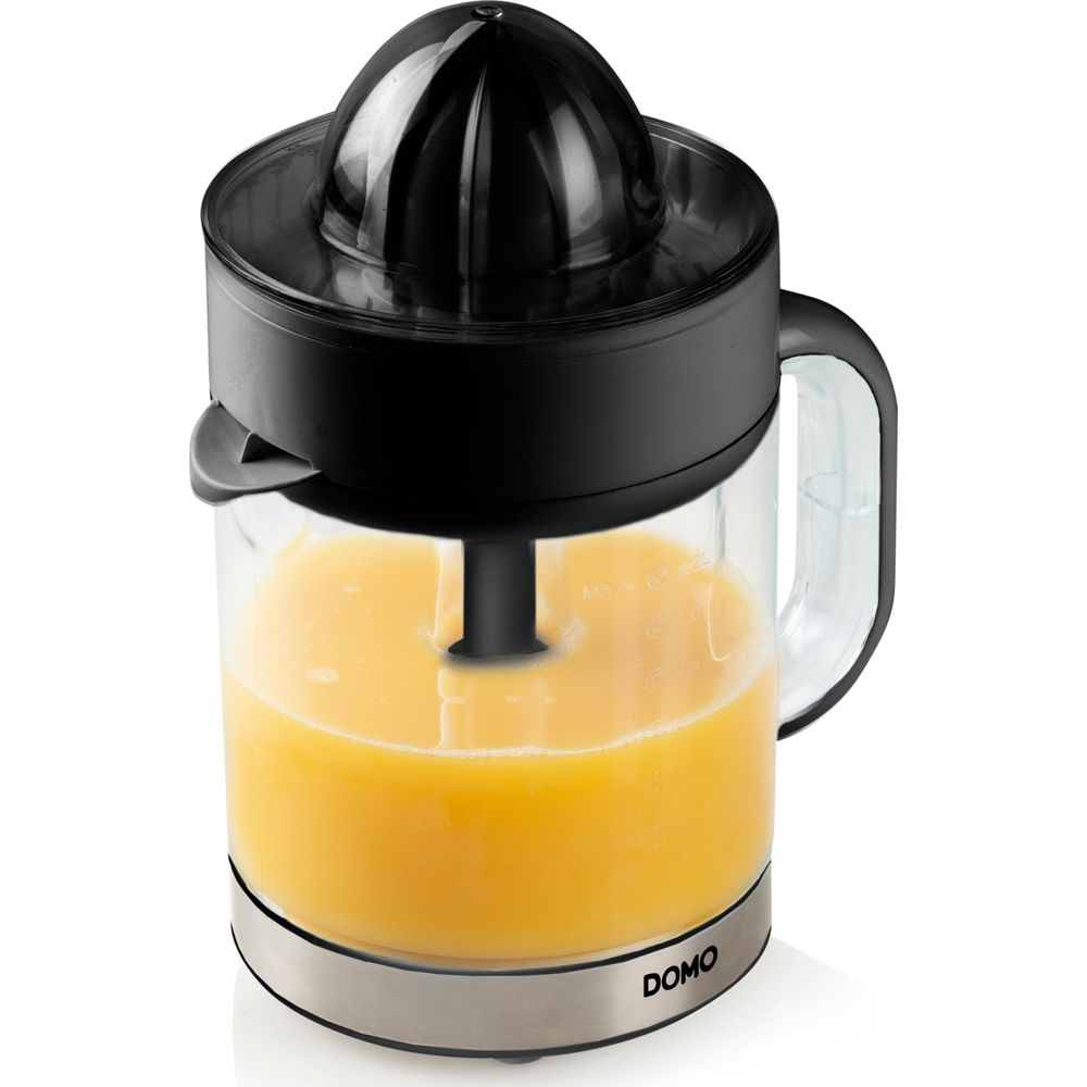 Spremiagrumi elettrico Domo con caraffa trasparente piena di succo d'arancia fresco.