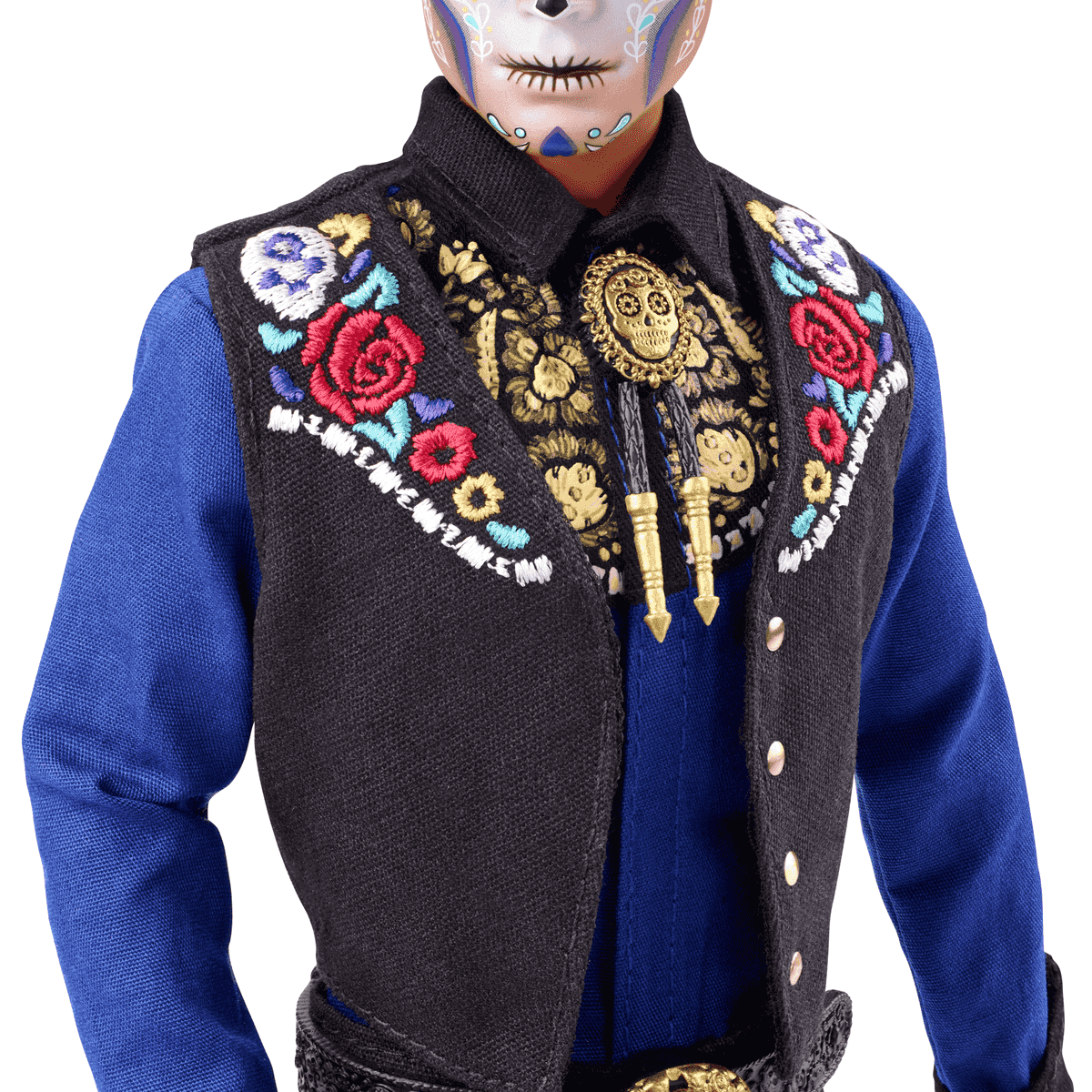 Eine Puppe mit Gesichtsbemalung trägt ein blaues Hemd, eine schwarze Weste mit Stickerei und eine Totenkopf-Krawatte.