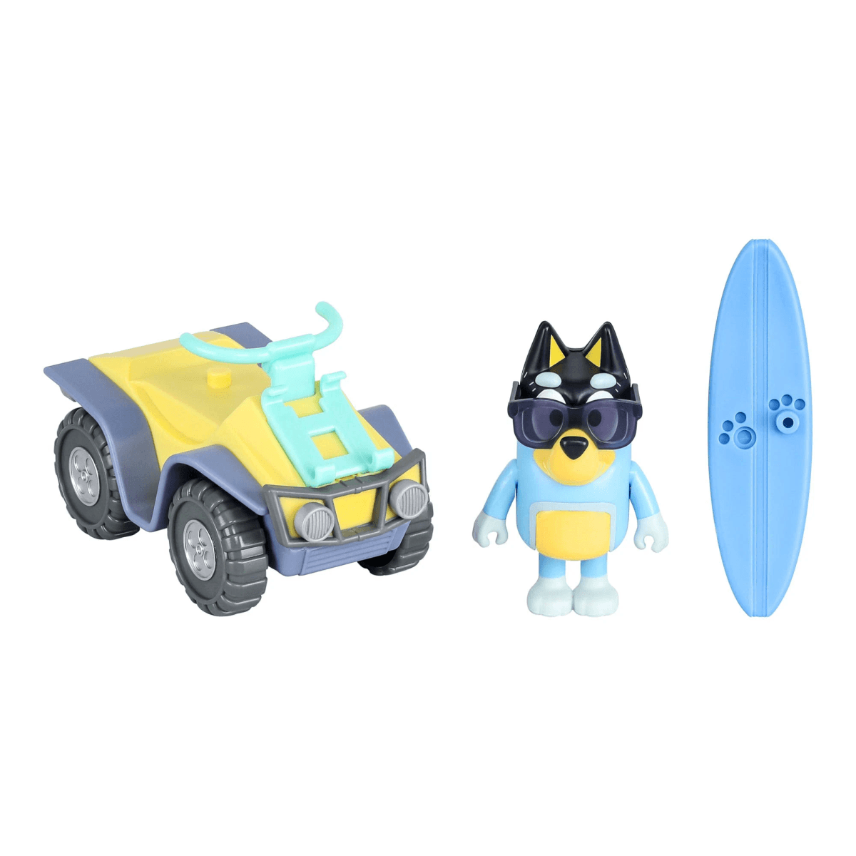 Ein gelb-blaues Spielzeug-Quad, eine blaue Bluey-Figur mit Sonnenbrille und ein hellblaues Surfbrett auf weißem Grund.