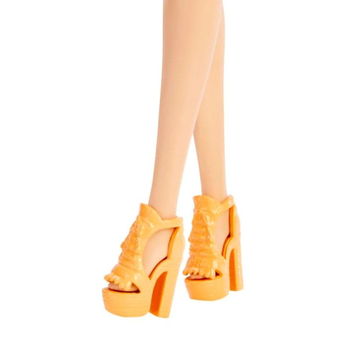 Nahaufnahme von Puppenbeinen mit orangefarbenen Plateau-High-Heels vor weißem Hintergrund.