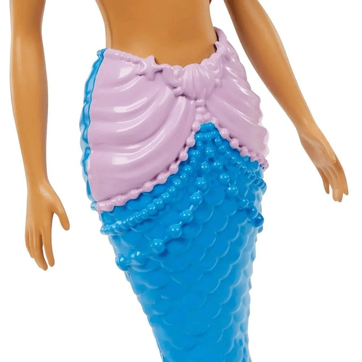 Puppenkleidung mit rosafarbenem Oberteil und blauem Schuppenrock mit Perlen.