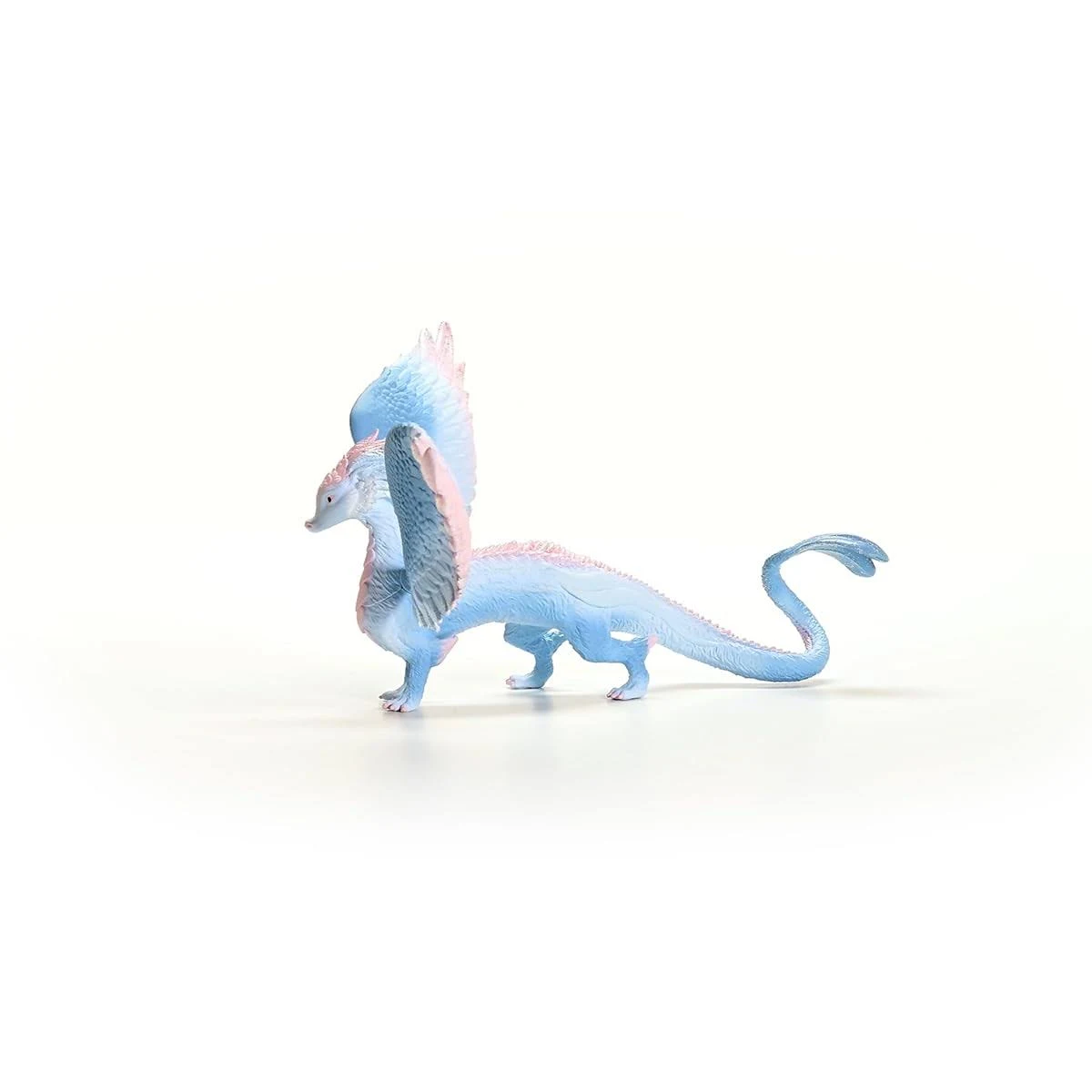 Una statuetta di drago azzurro e rosa con le ali su sfondo bianco.