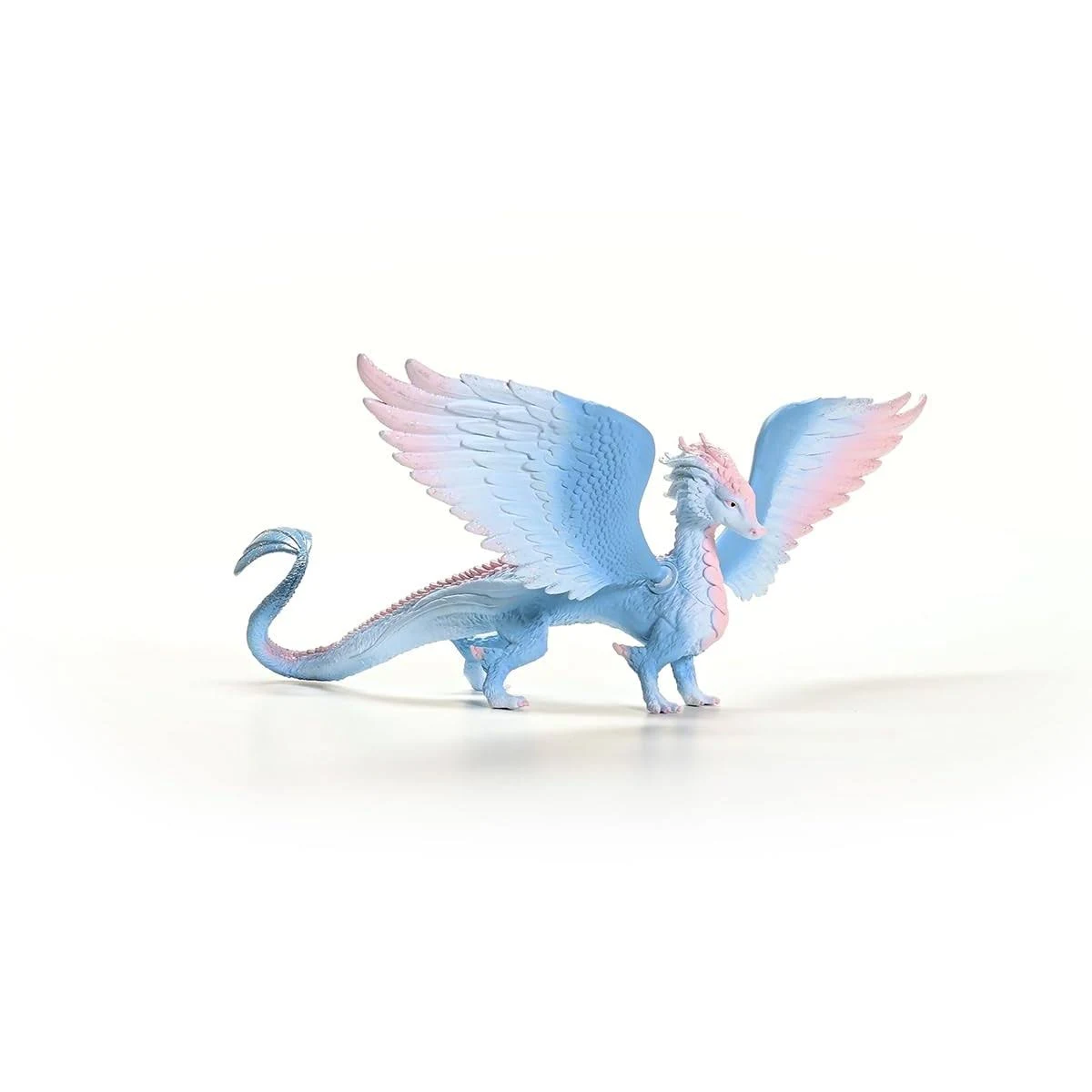 Una piccola statuetta di drago blu e rosa con ali spiegate su sfondo bianco.