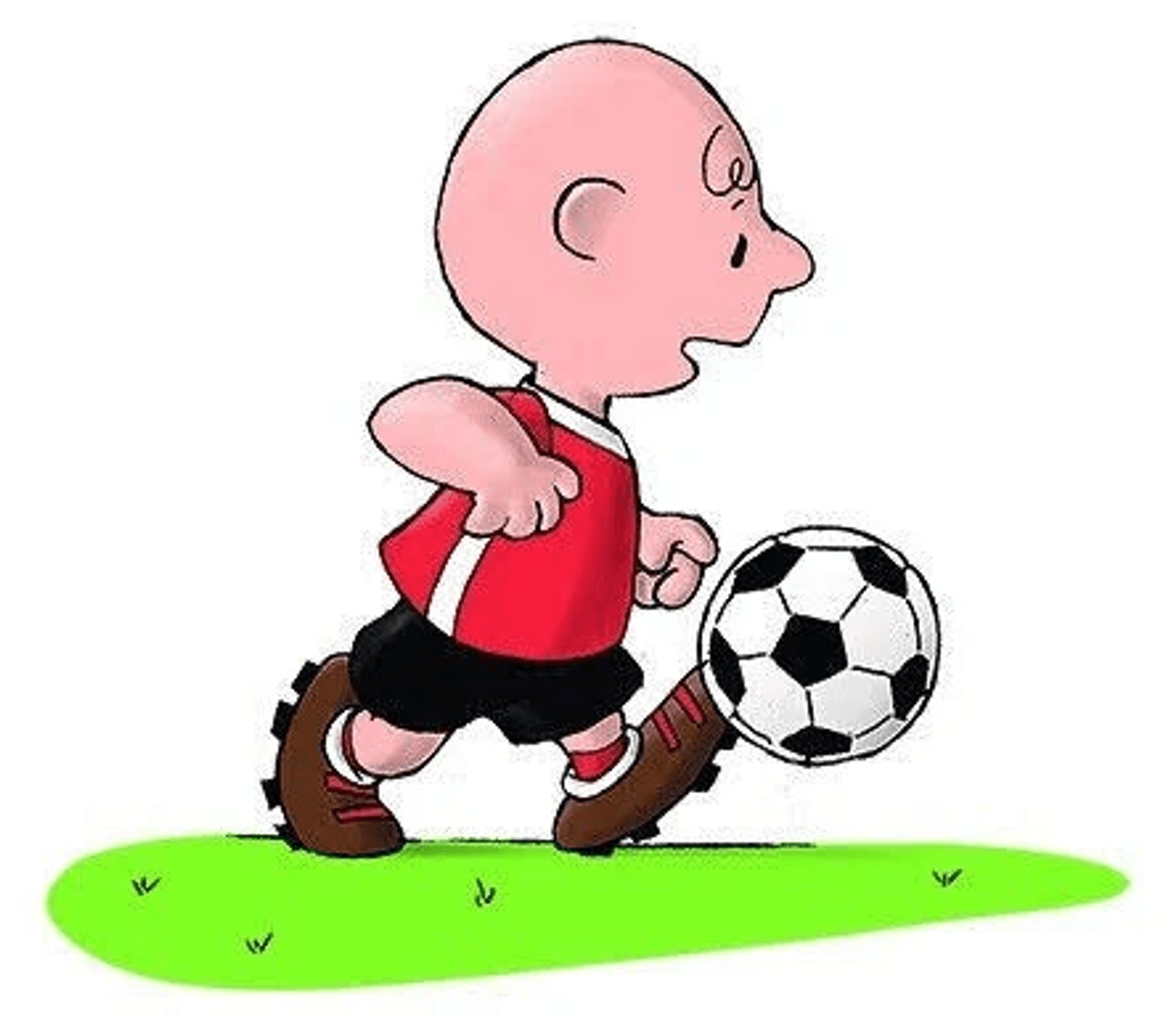 Un ragazzo calvo dei cartoni animati con maglia rossa e pantaloncini neri calcia un pallone sull'erba.
