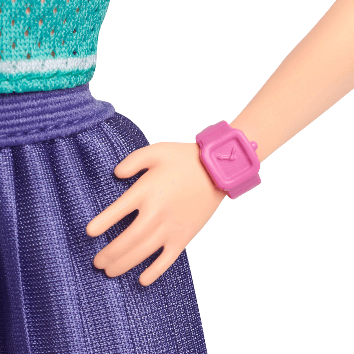 Nahaufnahme einer Puppenhand mit pinkfarbener Uhr, lila Rock und grünem Oberteil auf weißem Hintergrund.