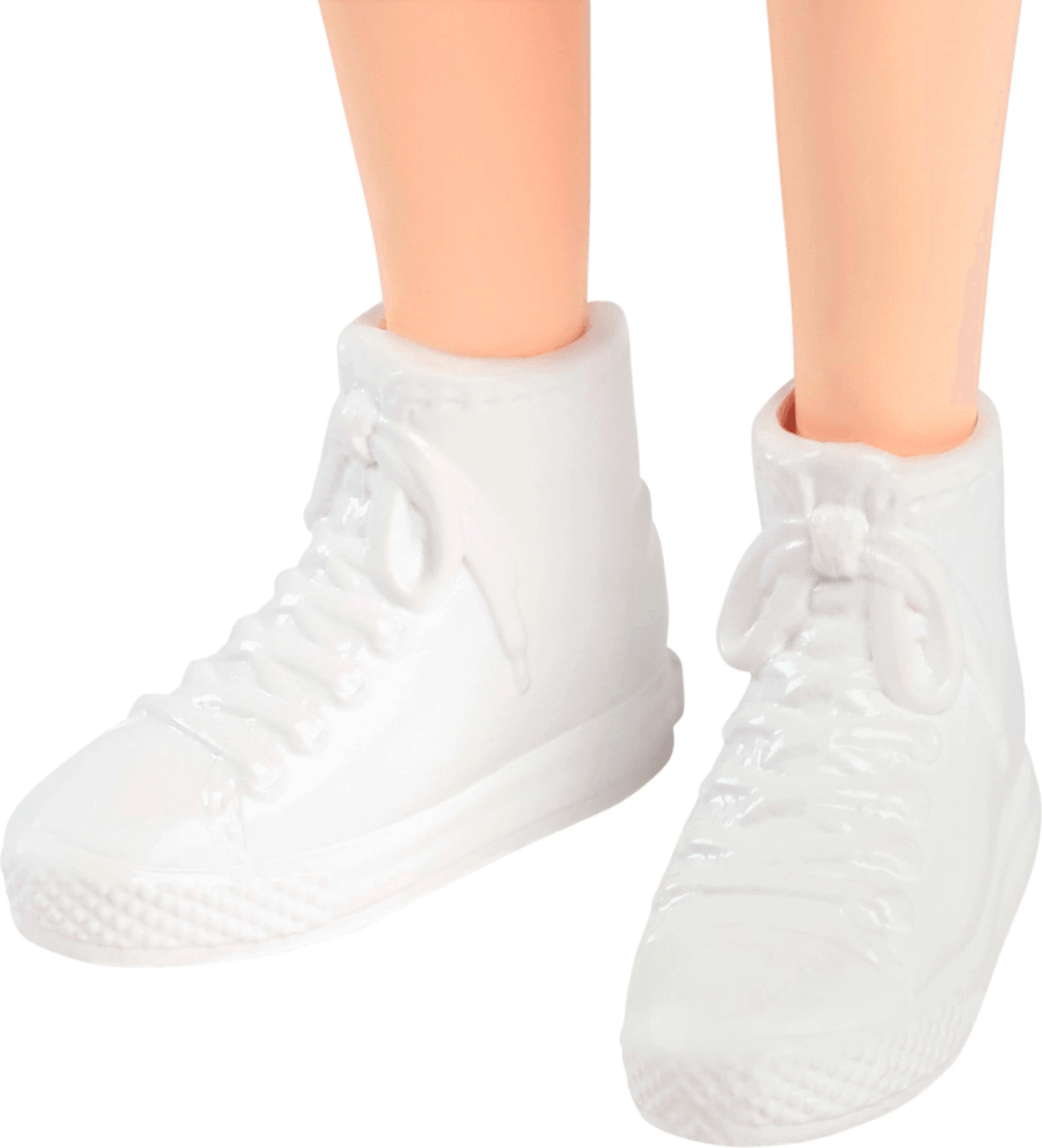 Nahaufnahme von Puppenbeinen in weißen High-Top-Sneakern vor weißem Hintergrund.