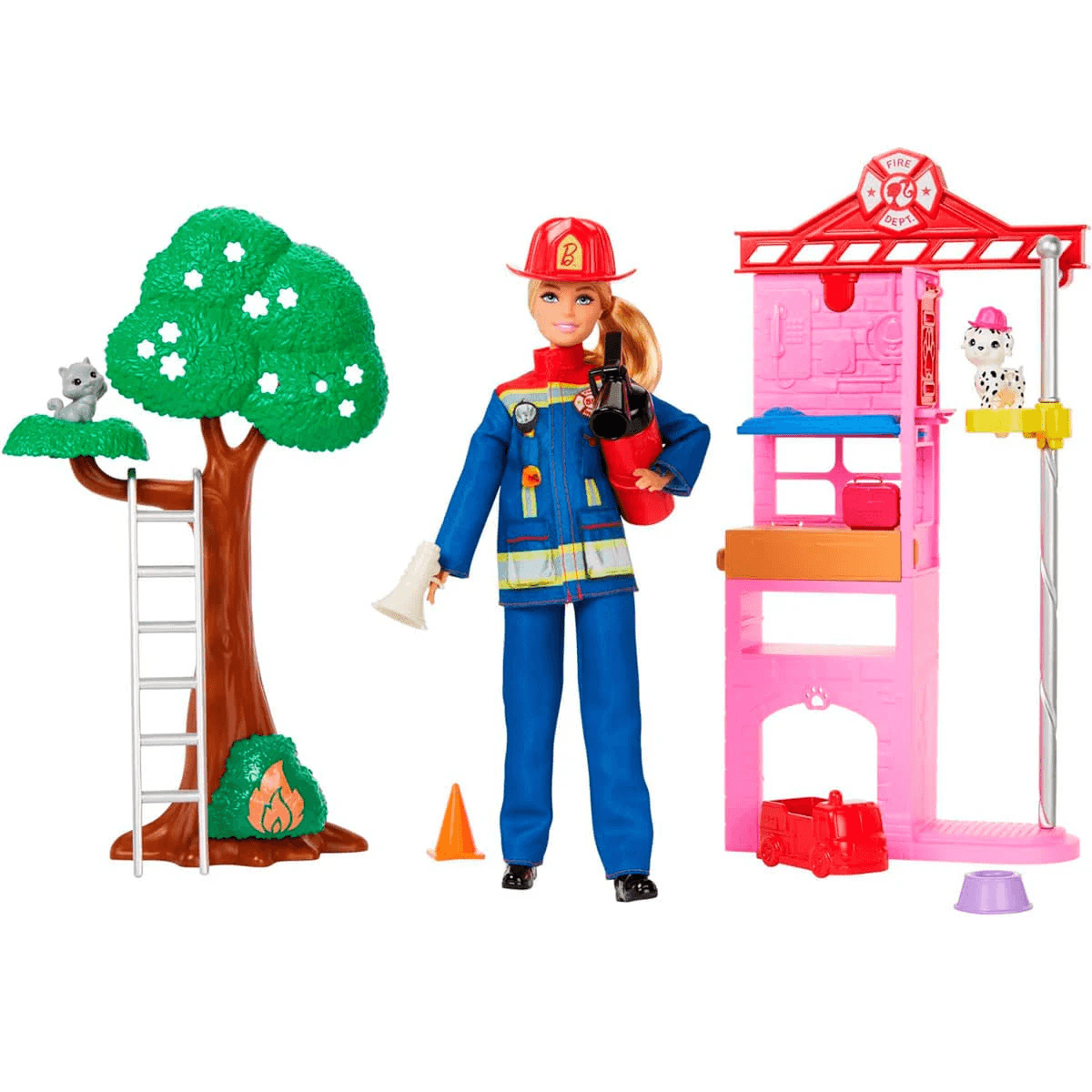 Barbie als Feuerwehrfrau mit Hund, Baum, Leiter und kleiner Feuerwache auf weißem Hintergrund.