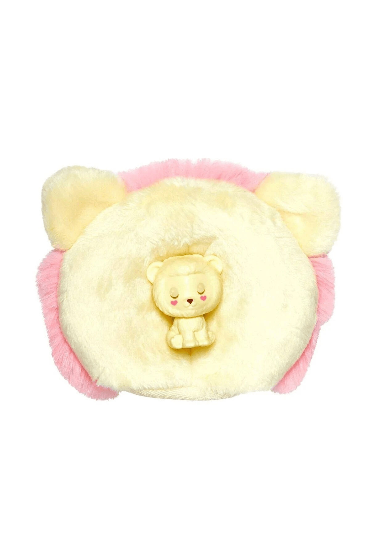 Un cuscino di peluche giallo con bordo in pelliccia rosa e una piccola statuetta di orsetto di plastica sorridente al centro.