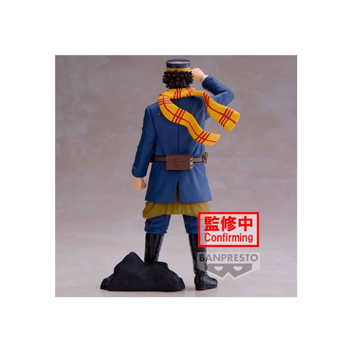 Rückansicht einer Anime-Figur in blauer Uniform mit gelbem Schal und Kappe, die auf einem Felsen steht.