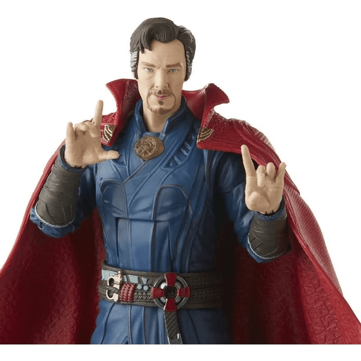 Figura de acción de Doctor Strange con túnica azul y capa roja, haciendo un gesto mágico sobre fondo blanco.