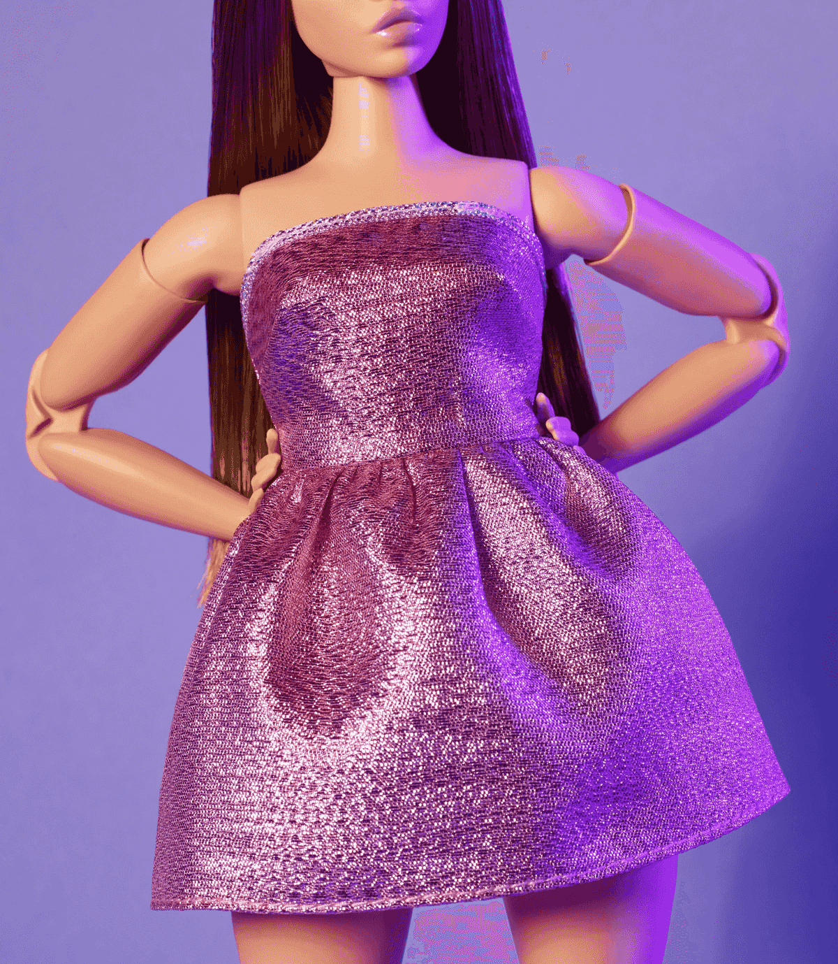 Una bambola alla moda con capelli lunghi e abito viola glitterato su sfondo viola.