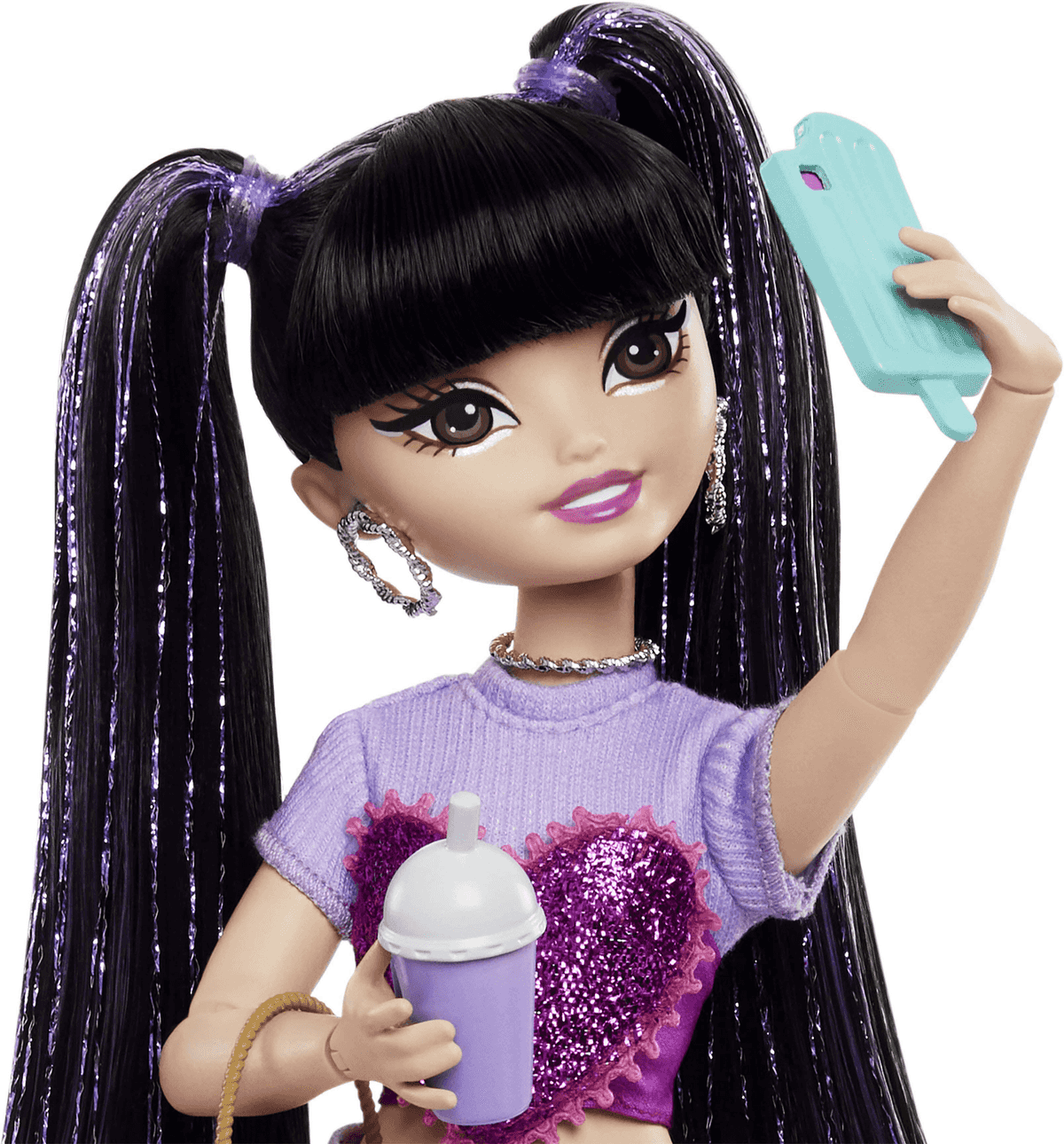 Una bambola alla moda con lunghi capelli neri e viola tiene in mano un telefono azzurro e un bicchiere viola.