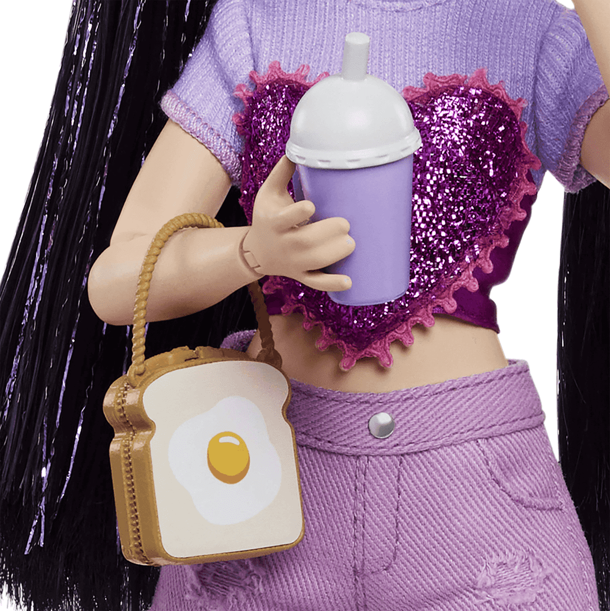 Bambola viola con top glitterato, che regge un bicchiere e una borsa a forma di uovo.