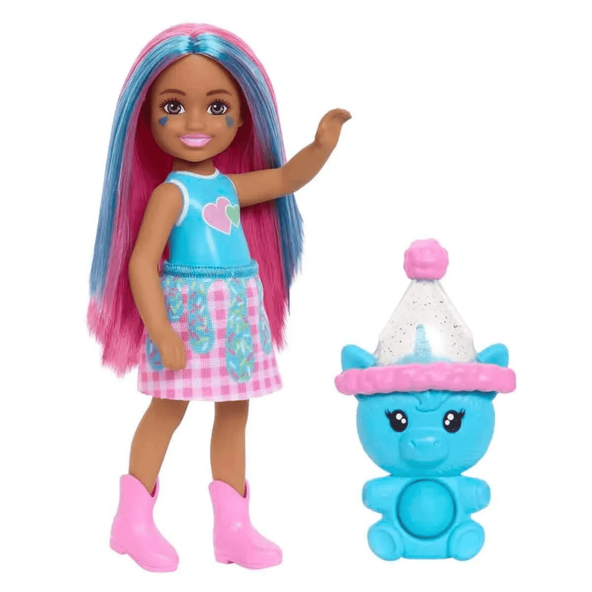 Eine Puppe mit blauem und pinkem Haar, blauem Top, pinkem Rock und Stiefeln, neben einem blauen Tierfigurenspielzeug.