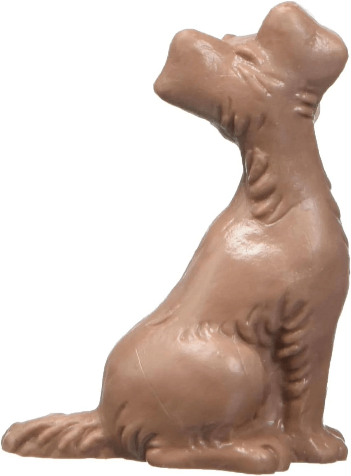 Una figura de perro de chocolate marrón claro está sentada erguida, mirando hacia arriba sobre fondo blanco.